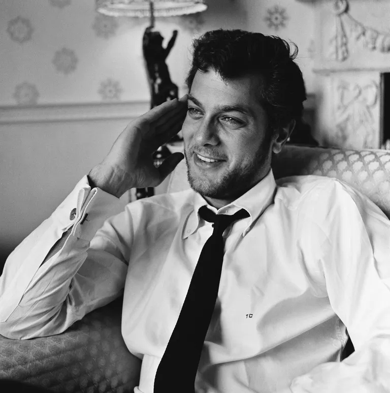 Tony Curtis at the Dorchester Hotel, in London, in 1957 | Source: Getty Images