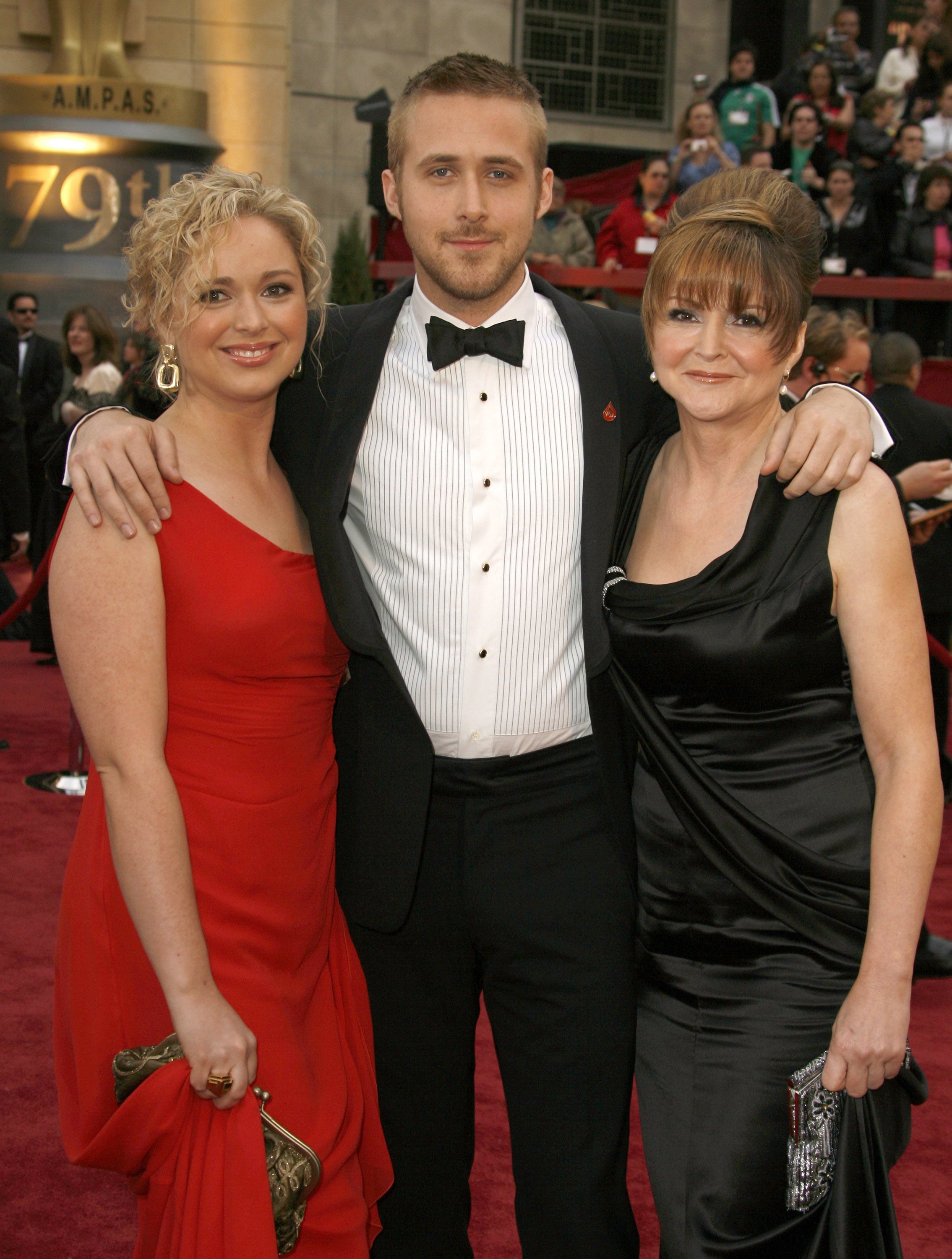 Ryan Gosling with sister Mandi Gosling and mother Donna Gosling in Los Angeles in 2007 | Source: Getty Images