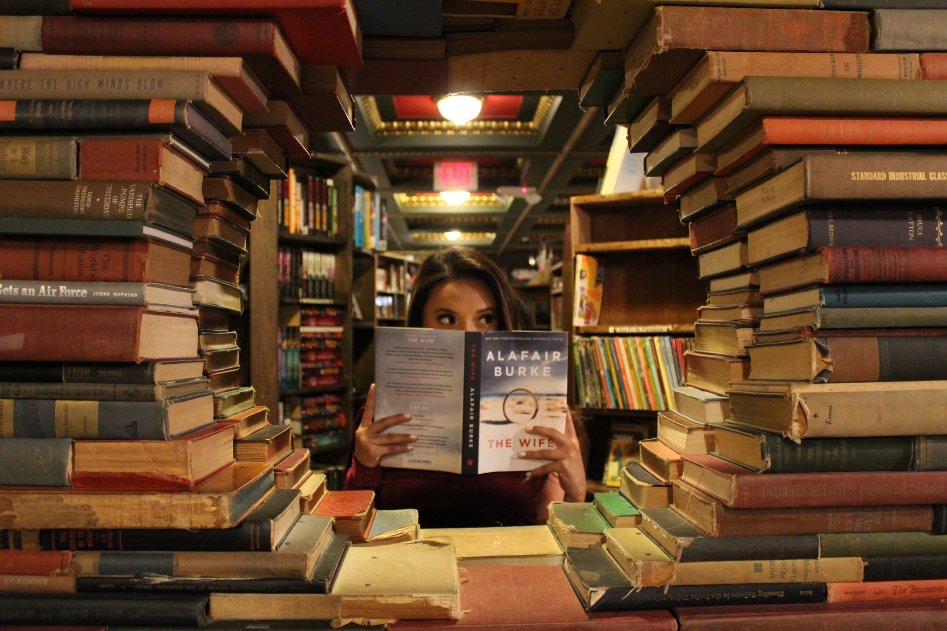 Sie liebte es, mit ihren Großeltern Buchhandlungen zu besuchen | Quelle: Unsplash