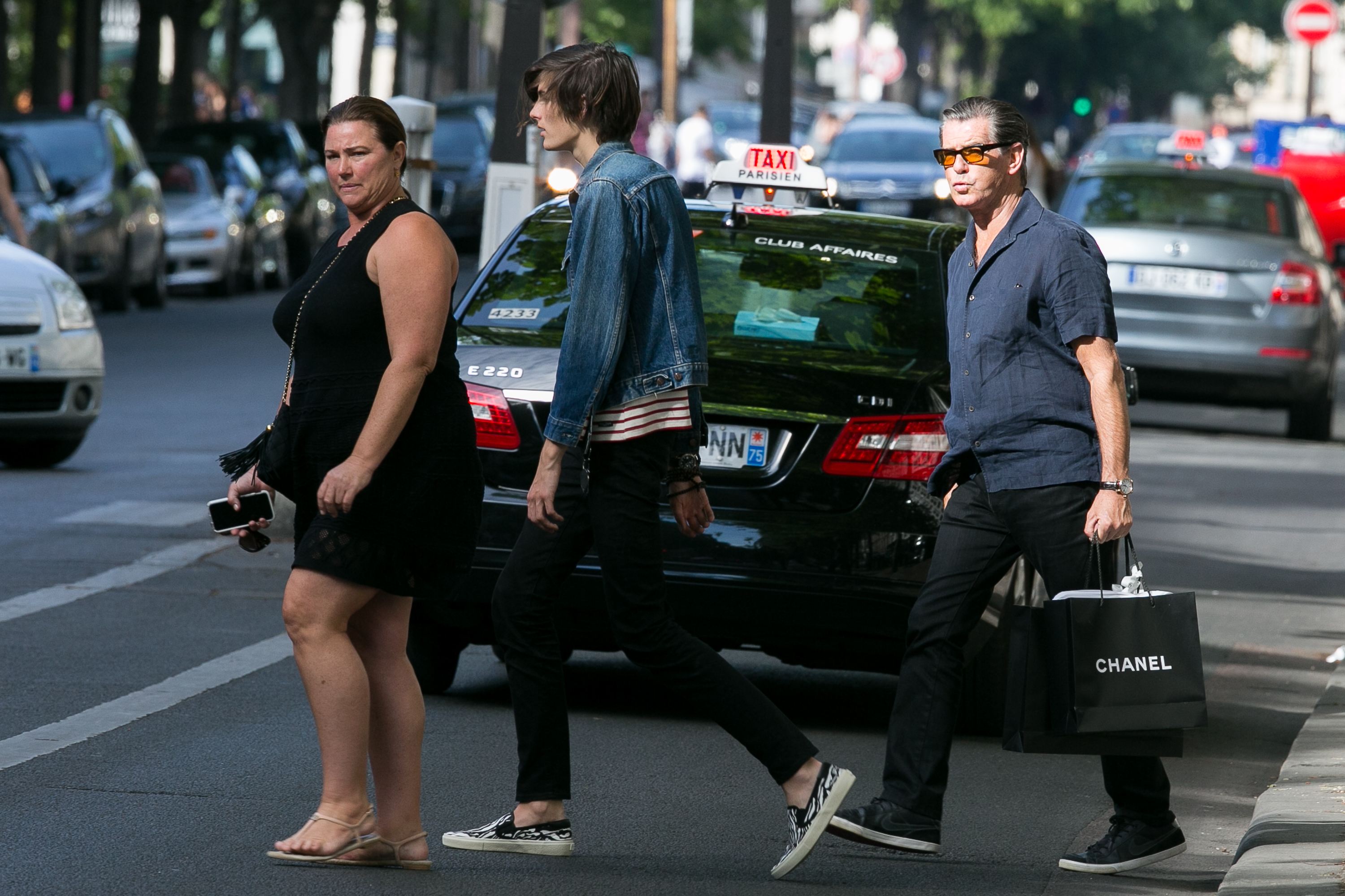 Pierce Brosnan, Keely Shaye Smith and Dylan Brosnan on Avenue Montaigne on June 27, 2015 in Paris, France | Source: Getty Images