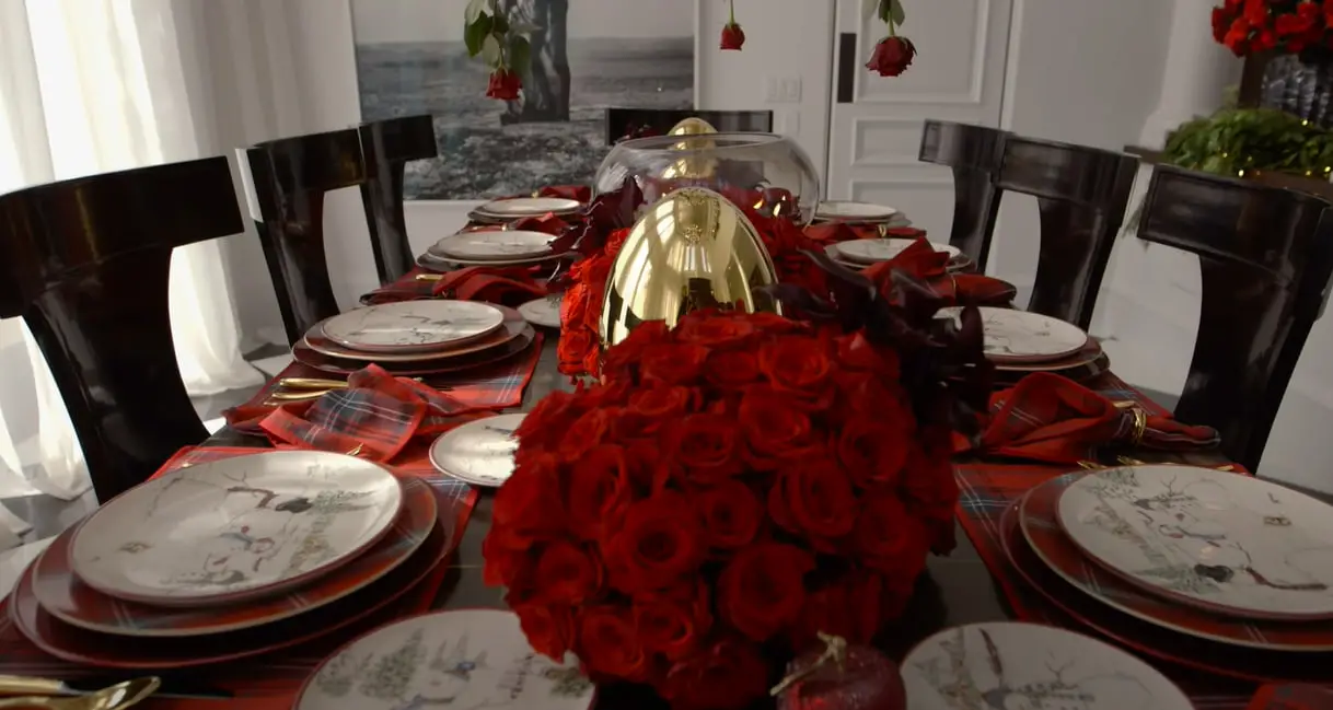 Kris Jenner's Christmas decoration from a video dated December 19, 2016 | Source: youtube.com/@Archdigest