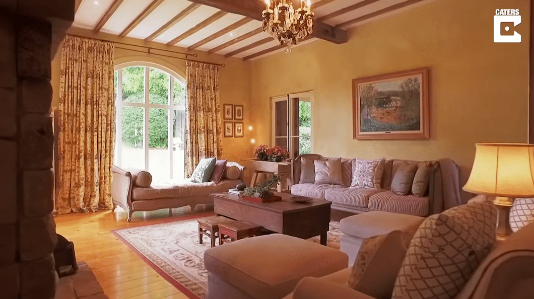 Living area of Olivia Newton-John's Farm Guest House. | Photo: YouTube/Caters Clips