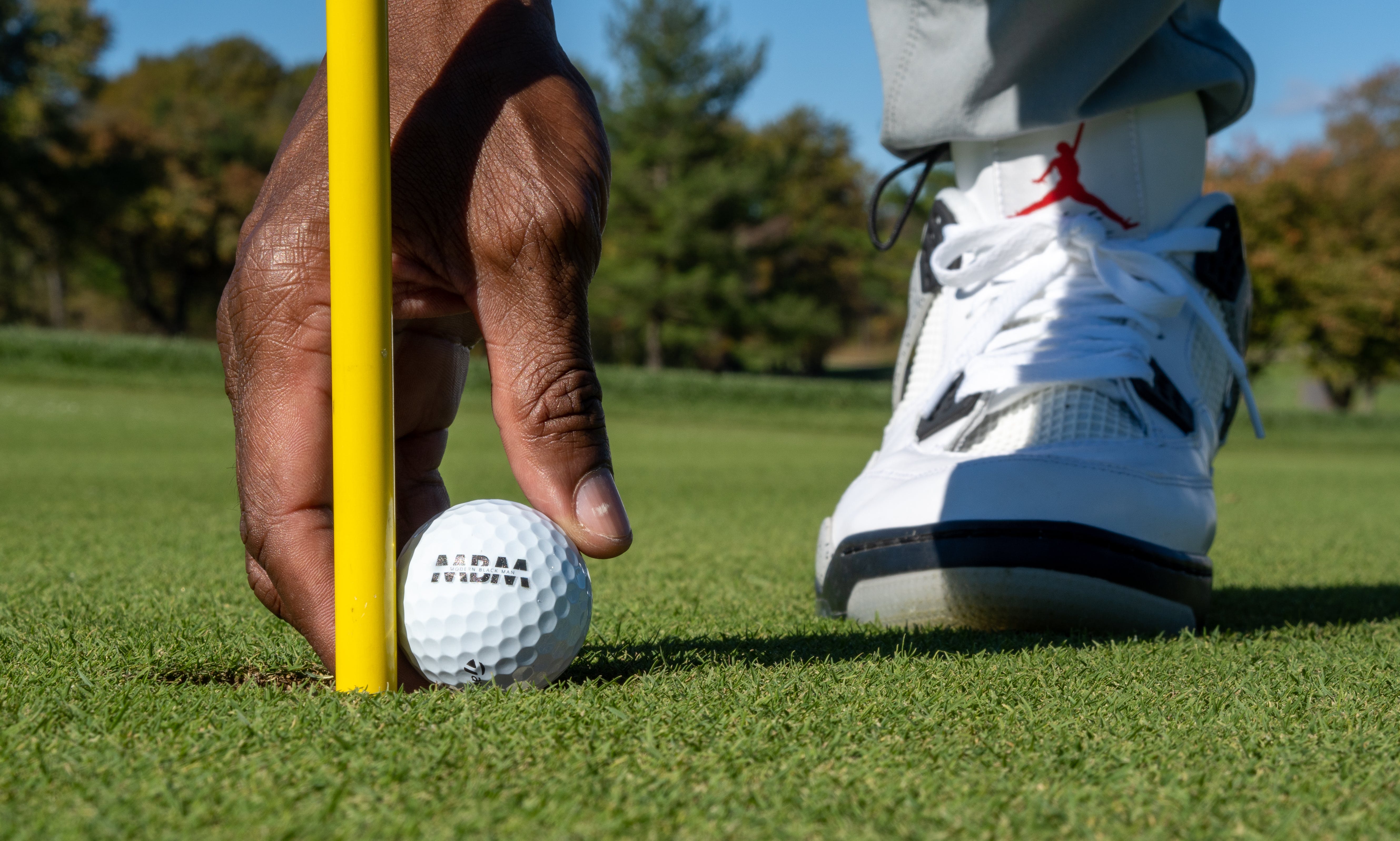 A person playing golf. | Source: Pexels