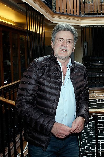 Daniel Auteuil pose au 36 Quai des Orfèvres pour le tournage d'une séquence pour "Une nuit avec la Police et la Gendarmerie" : France 2. Tenue à Paris, France. | Photo : Getty Images Daniel Auteuil pose au 36 Quai des Orfèvres pour le tournage d'une séquence pour "Une nuit avec la Police et la Gendarmerie" : France 2. Tenue à Paris, France. | Photo : Getty Images