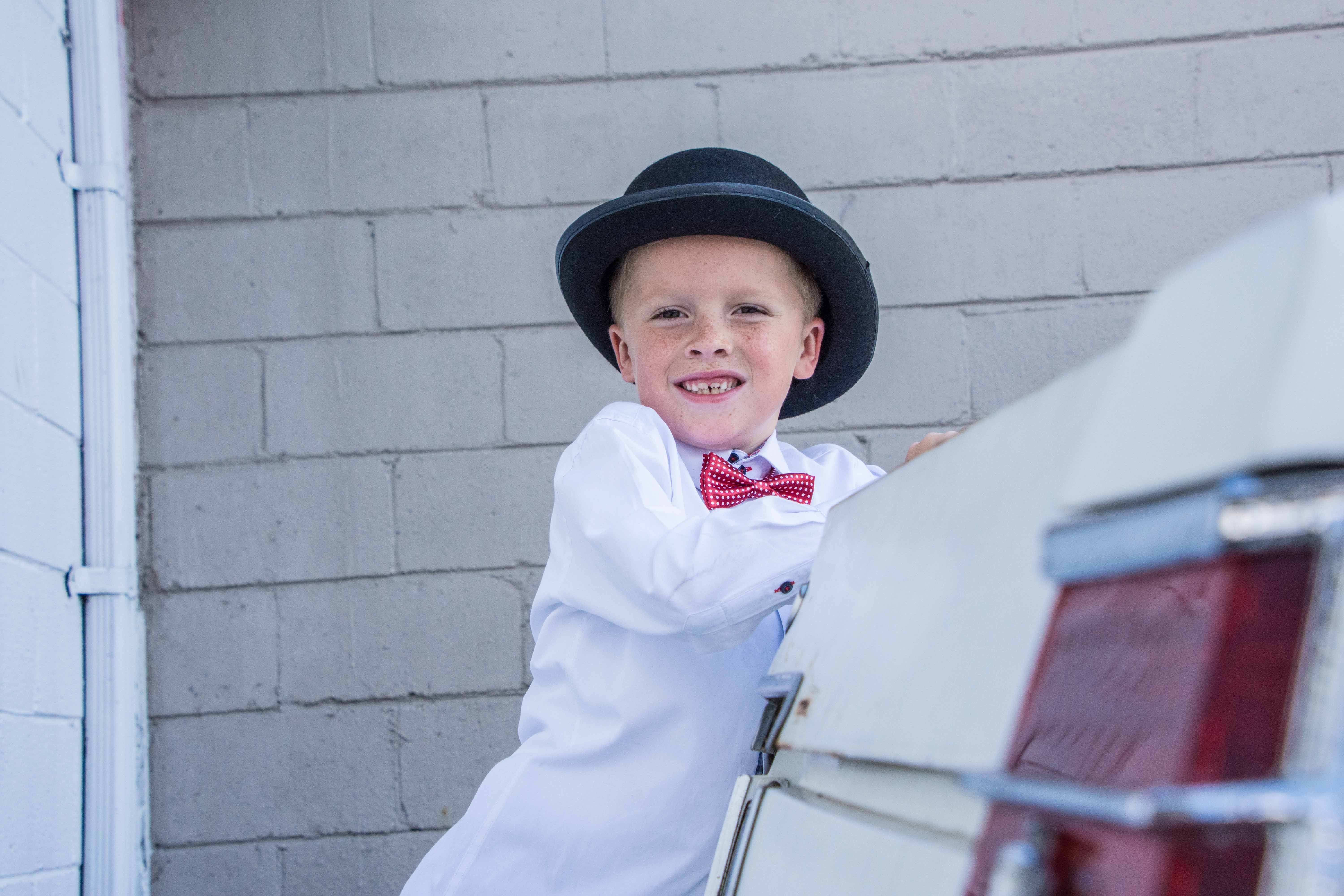 A young boy in white clothes. | Source: Unsplash