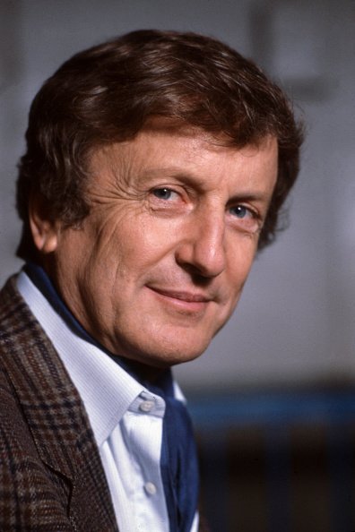 L'acteur Claude Rich sur le tournage du film 'Escalier C' de Jean-Charles Tacchella le 8 octobre 1985 a Paris, France. | Sources : Getty Images