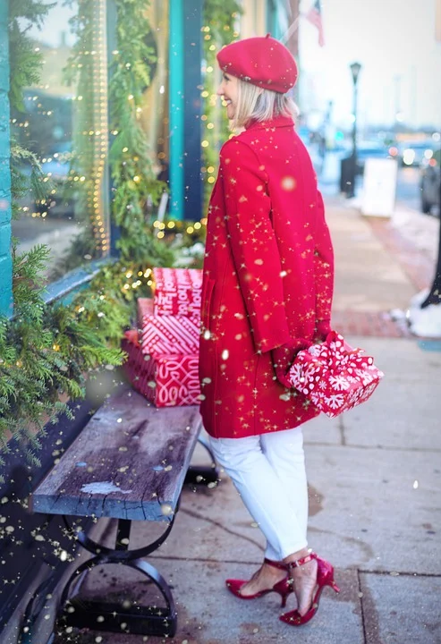 Mujer observando la vitrina en una tienda mientras realiza compras navideñas. | Foto: Pixabay