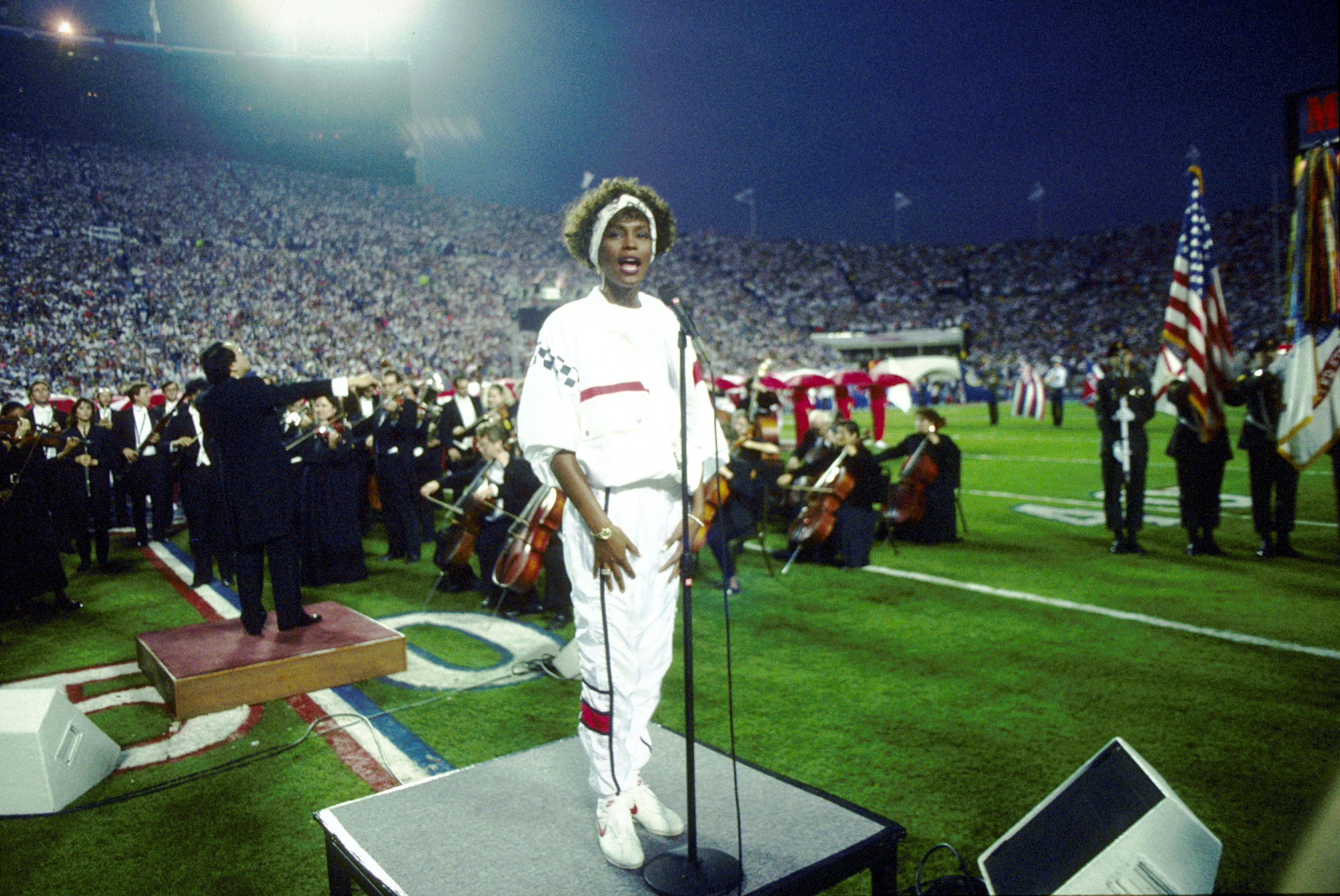 Whitney Houston performing the U.S. national anthem during the pregame show at Super Bowl XXV in Tampa, Florida on January 27, 1991 | Source: Getty Images