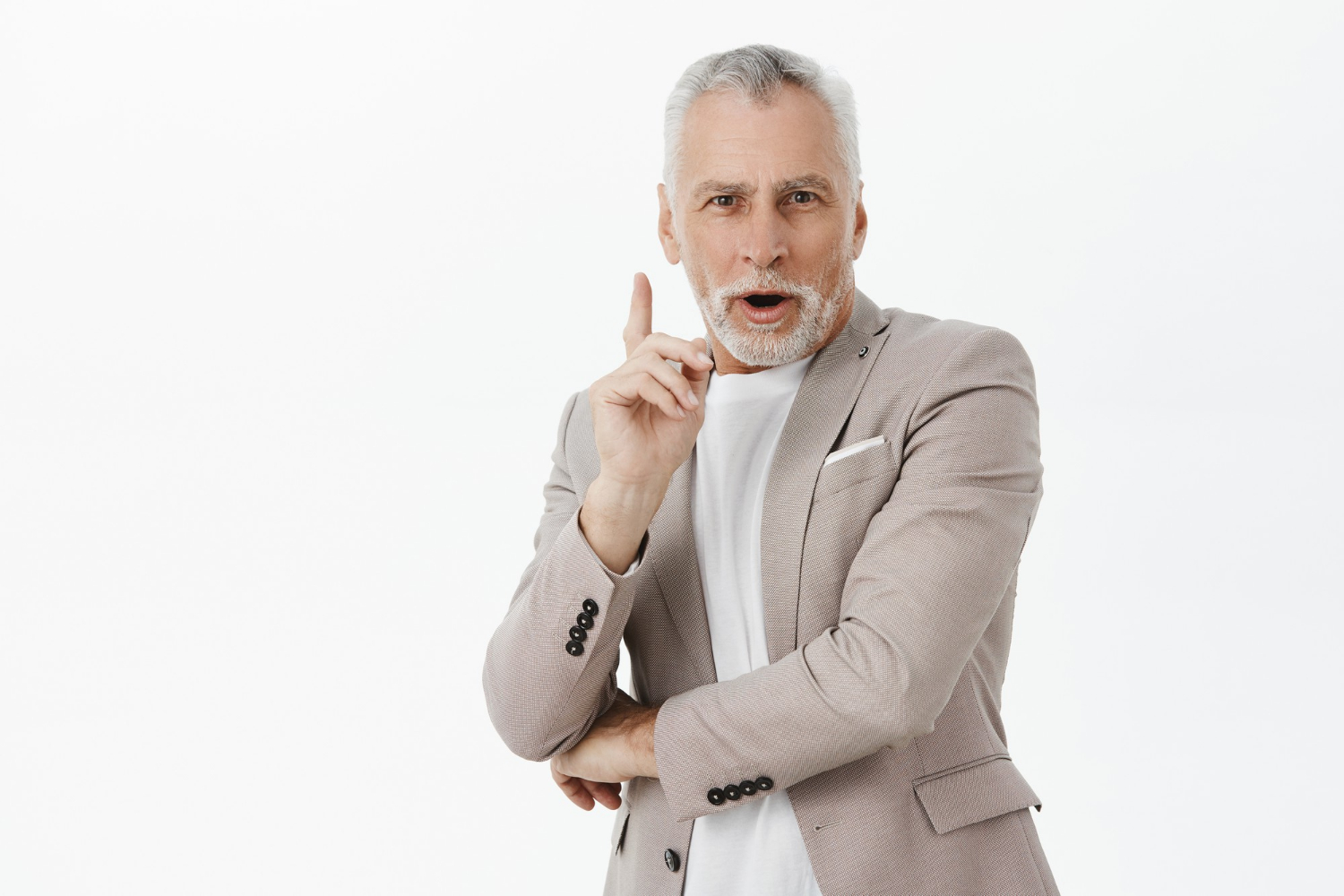 Un hombre mayor levanta el dedo | Fuente: Freepik