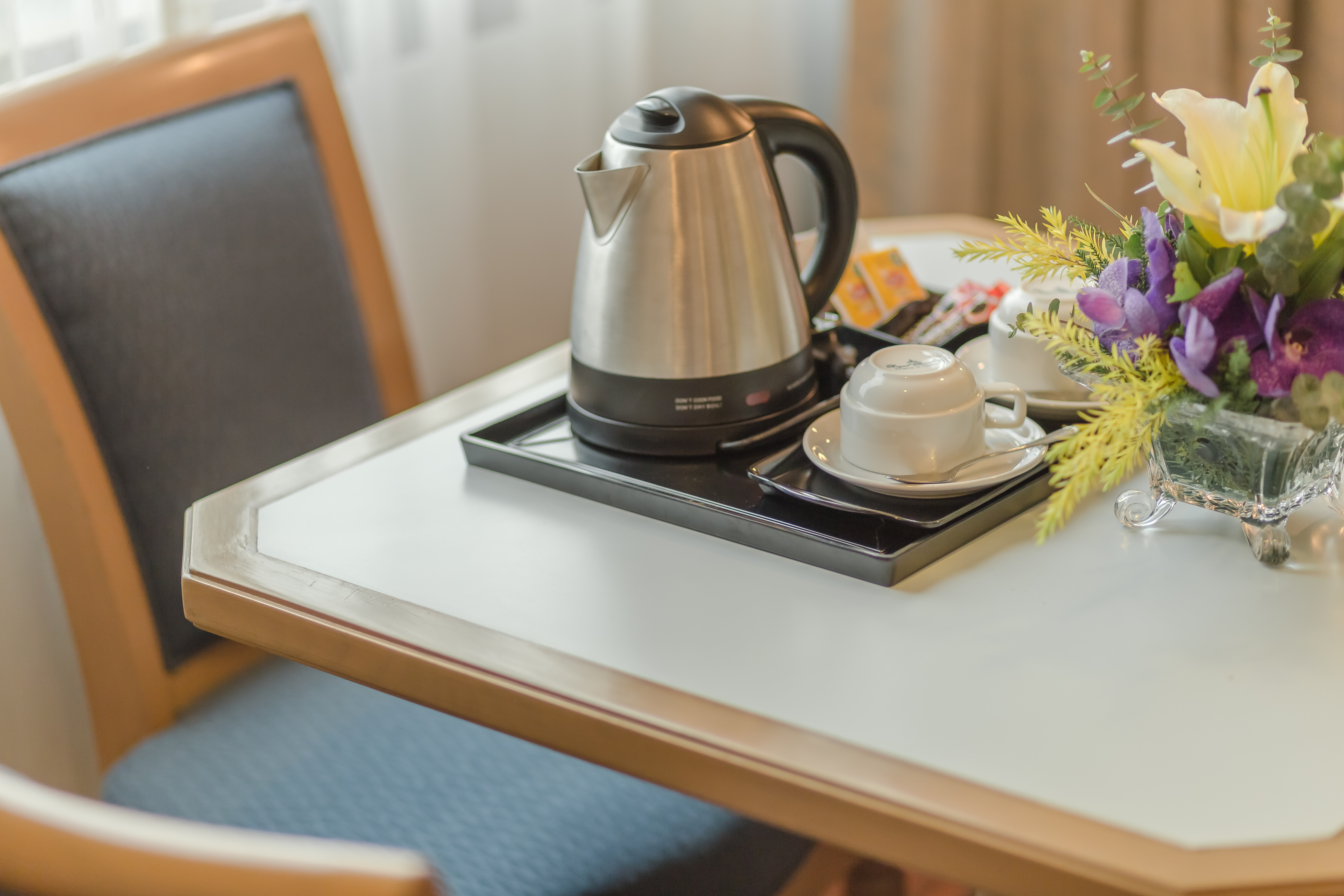 A hotel room teapot and cup | Source: Shutterstock