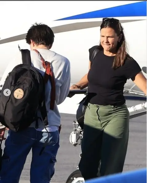 Jennifer Garner and her daughter Seraphina after deboarding a private jet on August 20, 2024. | Source: Instagram/quiencom