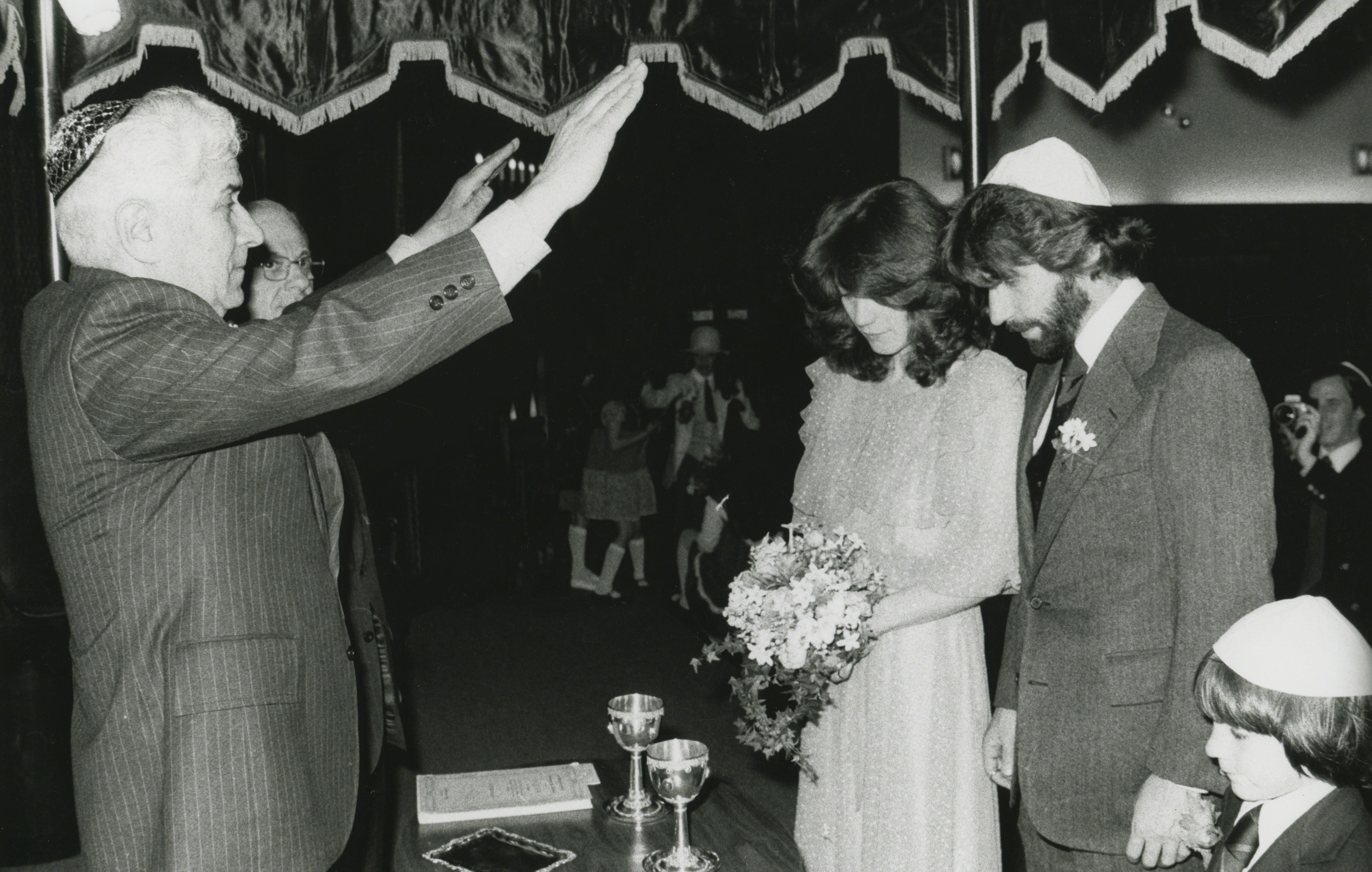 Henry Winkler y Stacey casándose en una sinagoga de Manhattan, el 5 de mayo de 1978. | Foto: Getty Images