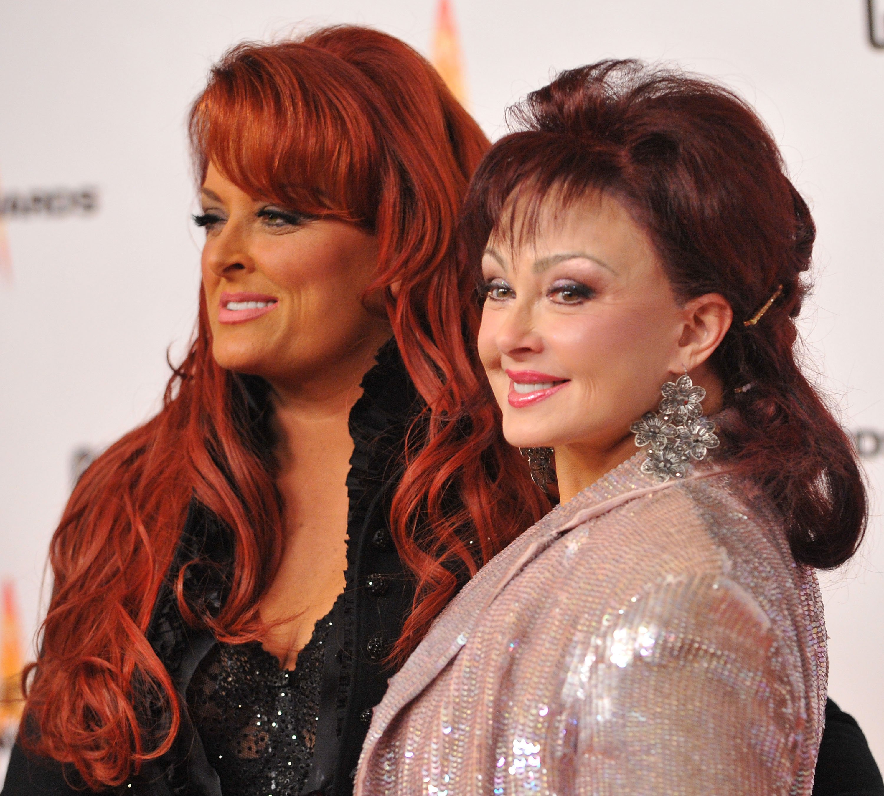 The Judds'tan şarkıcı Wynonna Judd ve anne şarkıcı Naomi Judd, 11 Kasım 2009'da Nashville, Tennessee'deki Sommet Center'da 43. Yıllık CMA Ödülleri'ne varıyor.  |  Kaynak: Getty Images
