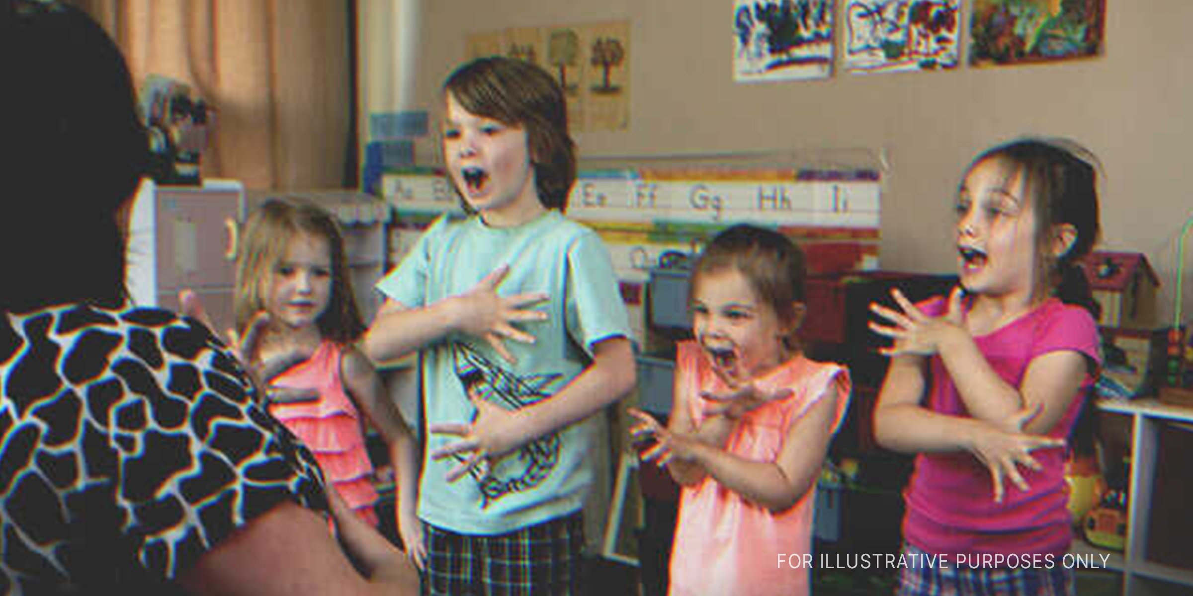 Kids doing a Christmas presentation. | Source: Flickr / honzasoukup