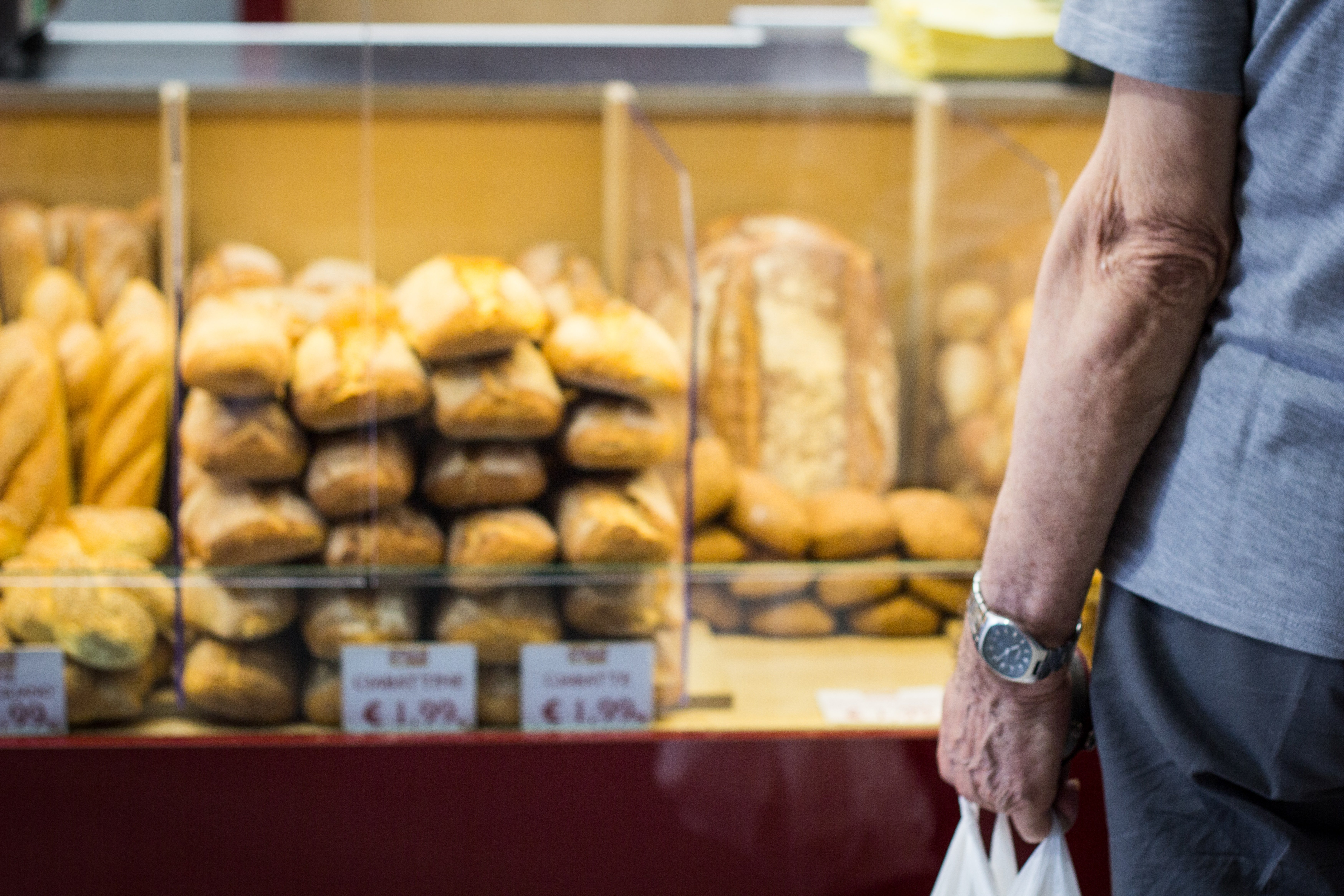 Mr. Young bought bread for the homeless with his first paycheck | Photo: Unsplash