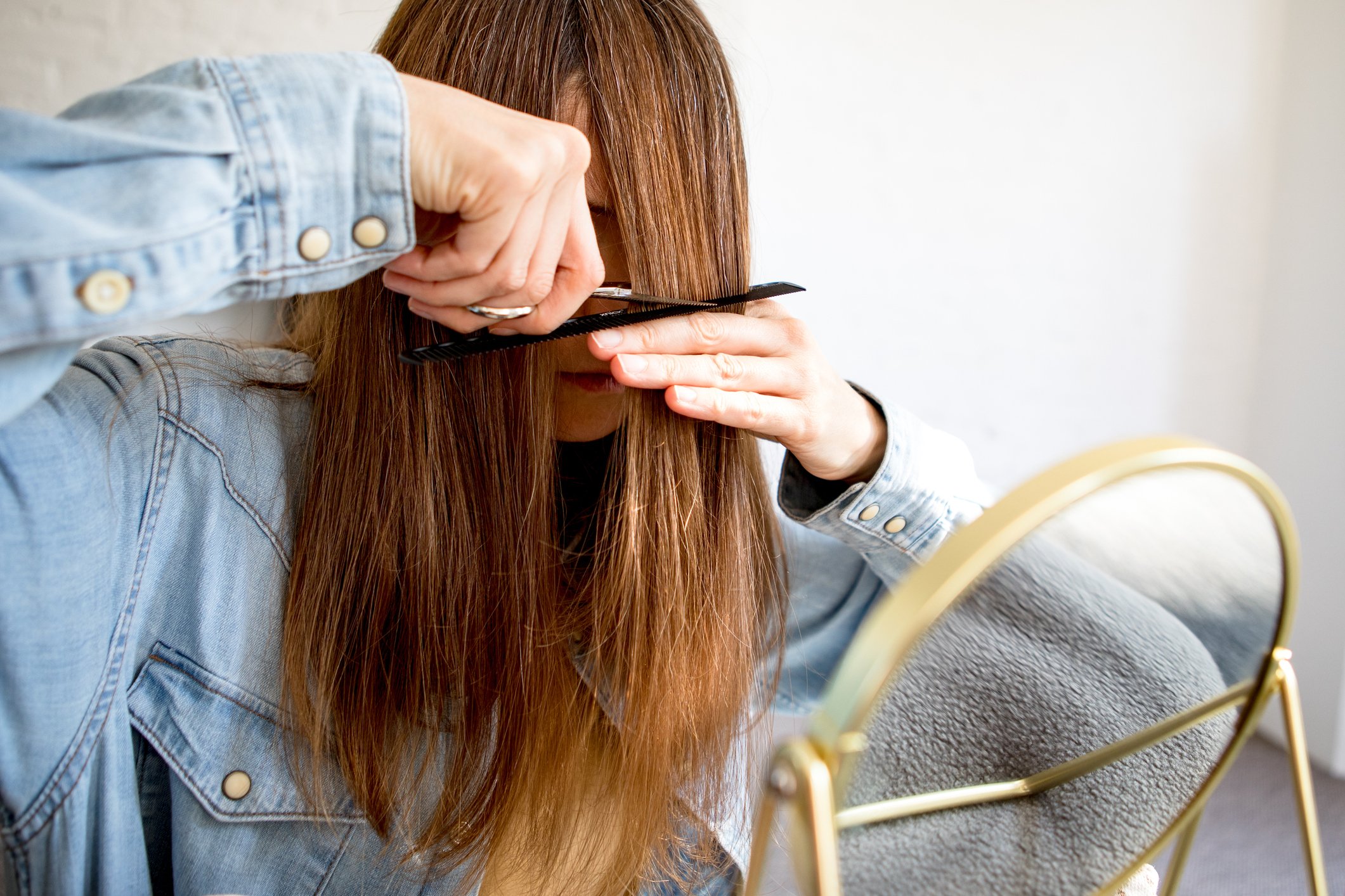 Eine Frau, die sich die Haare schneidet | Quelle: Getty Images