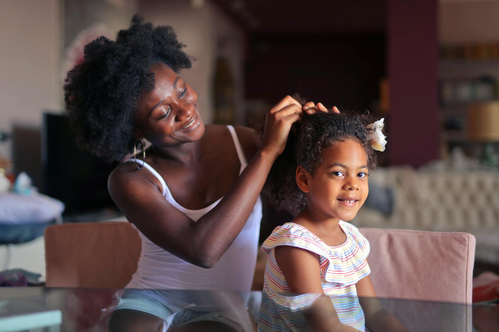 Mujer arregla el cabello de su hija | Fuente: Pexels