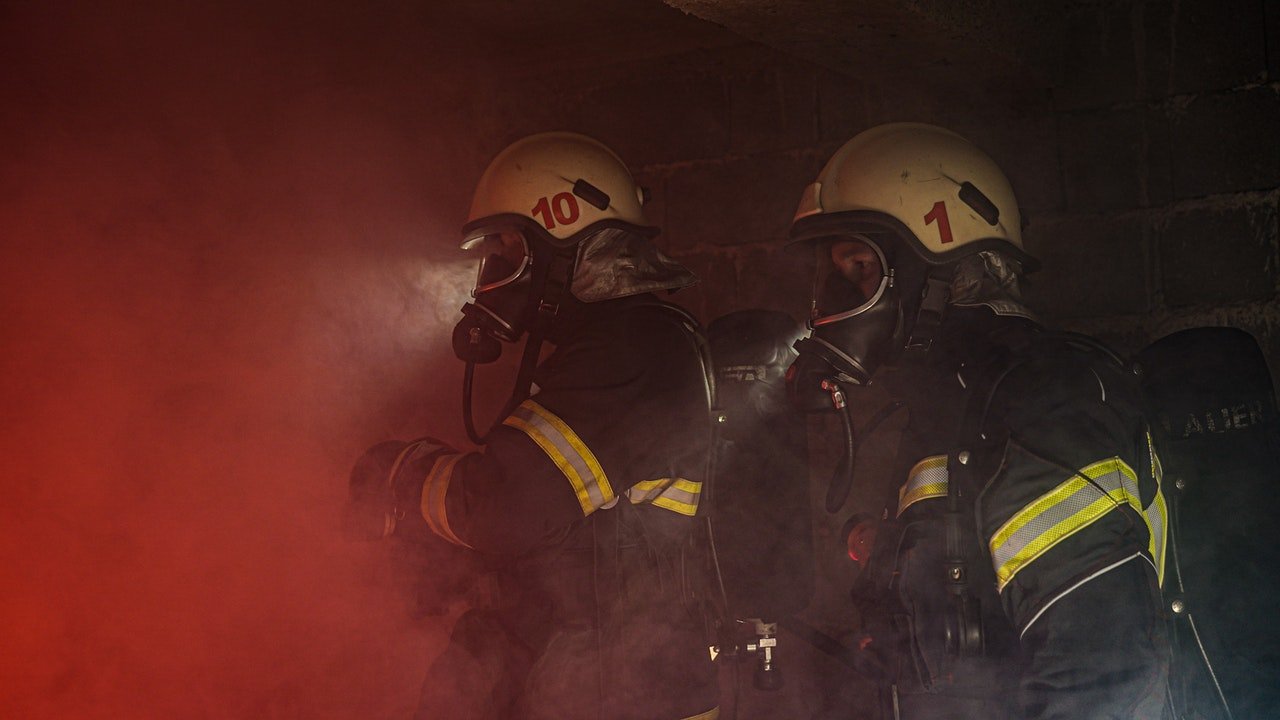 Two firefighters responding to a fire outbreak | Photo: Pexels