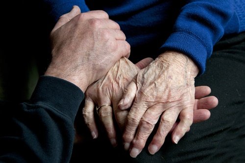 Adultos tomados de las manos. | Foto: Shutterstock