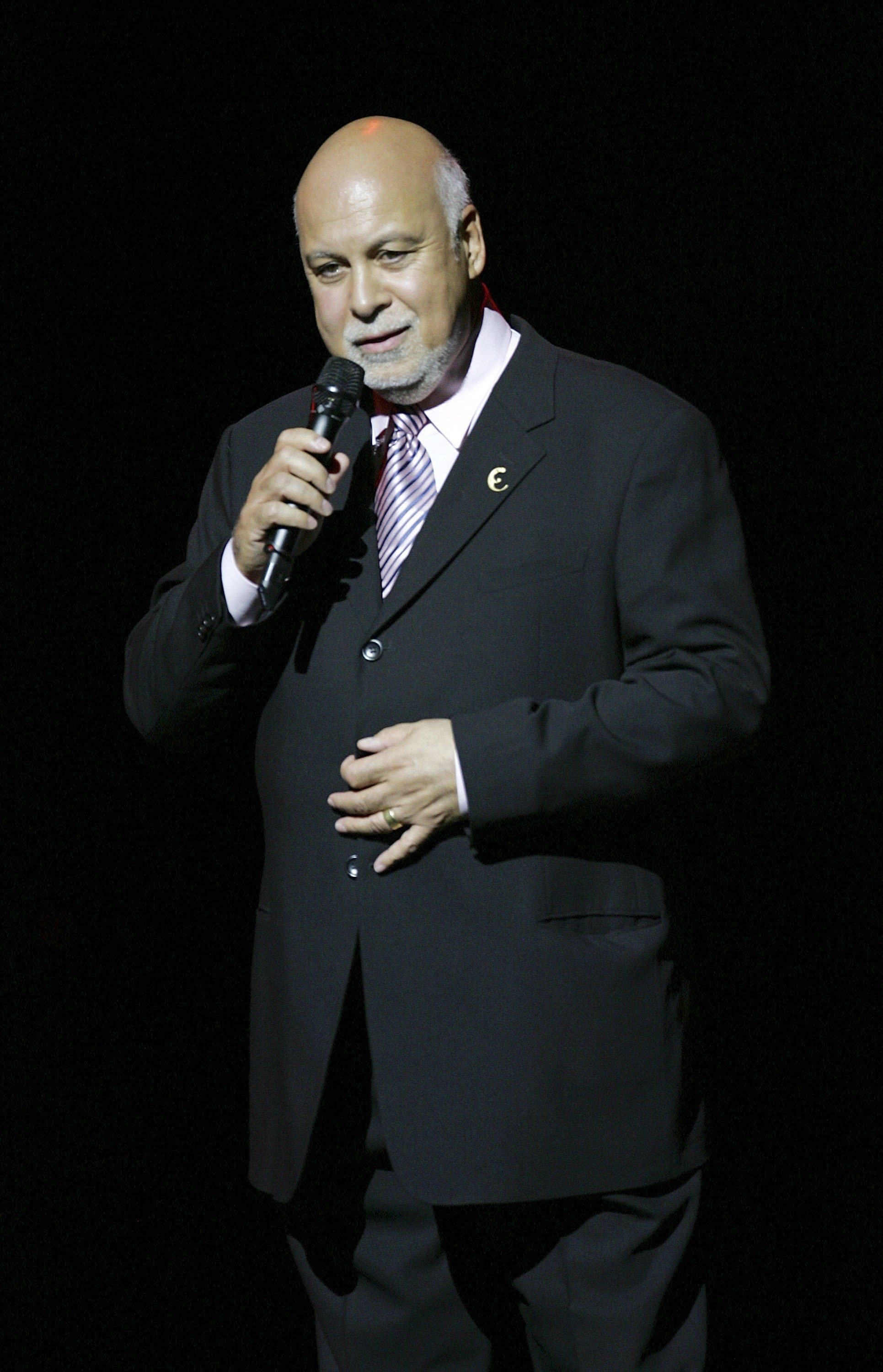 René Angelil aide au Colosseum du Caesars Palace le 7 mai 2006 à Las Vegas, Nevada. | Photo : Getty Images René Angelil aide au Colosseum du Caesars Palace le 7 mai 2006 à Las Vegas, Nevada. | Photo : Getty Images