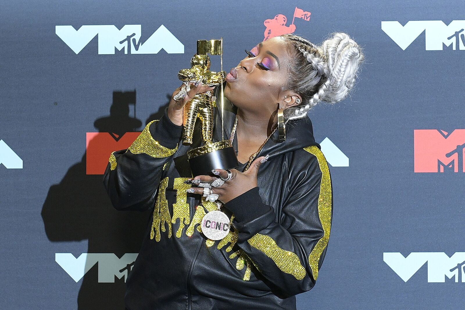 Missy Elliott with the Michael Jackson Video Vanguard Award at the 2019 MTV Video Music | Source: Getty Images
