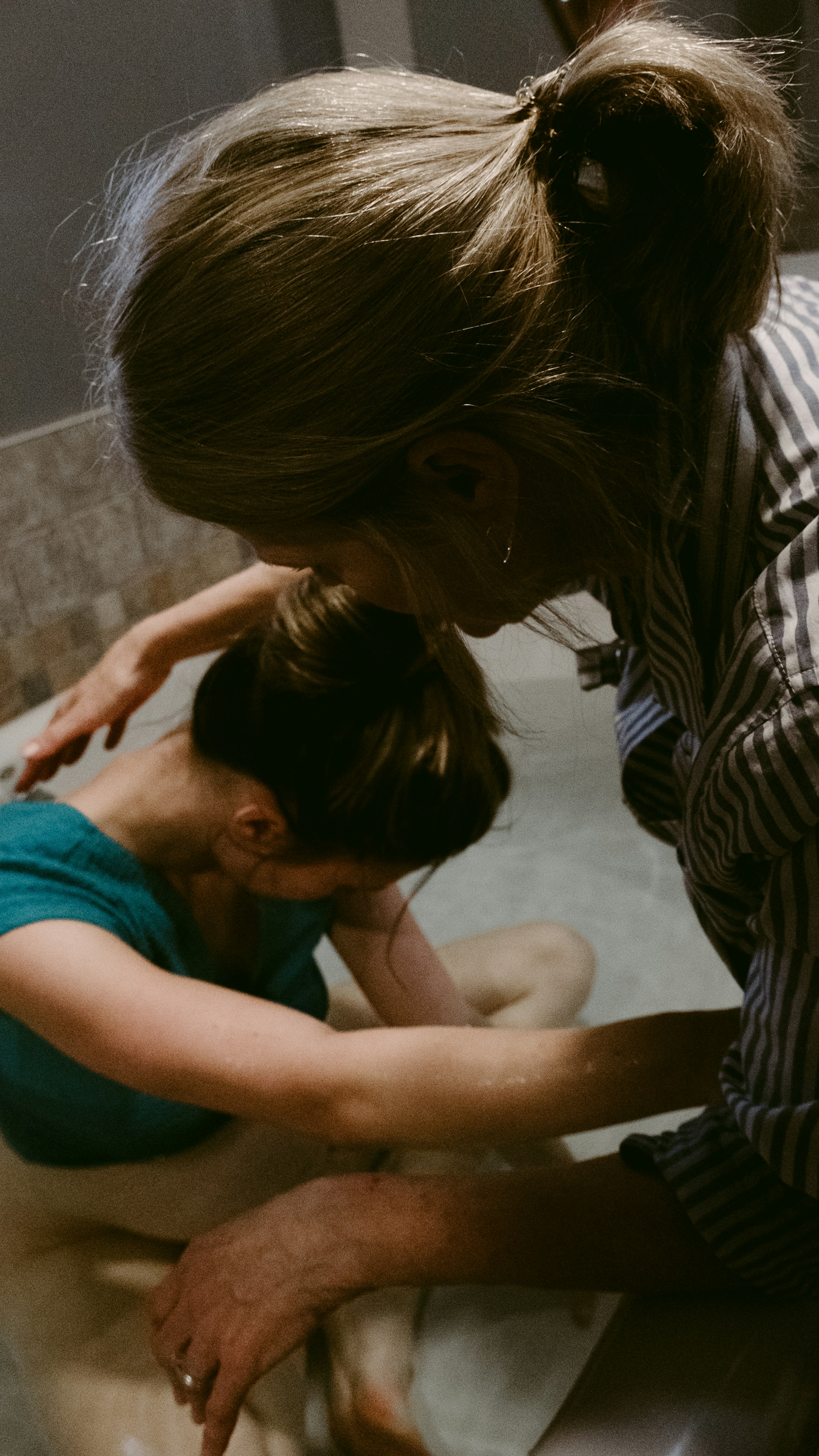 A doula assisting a pregnant woman | Source: Unsplash