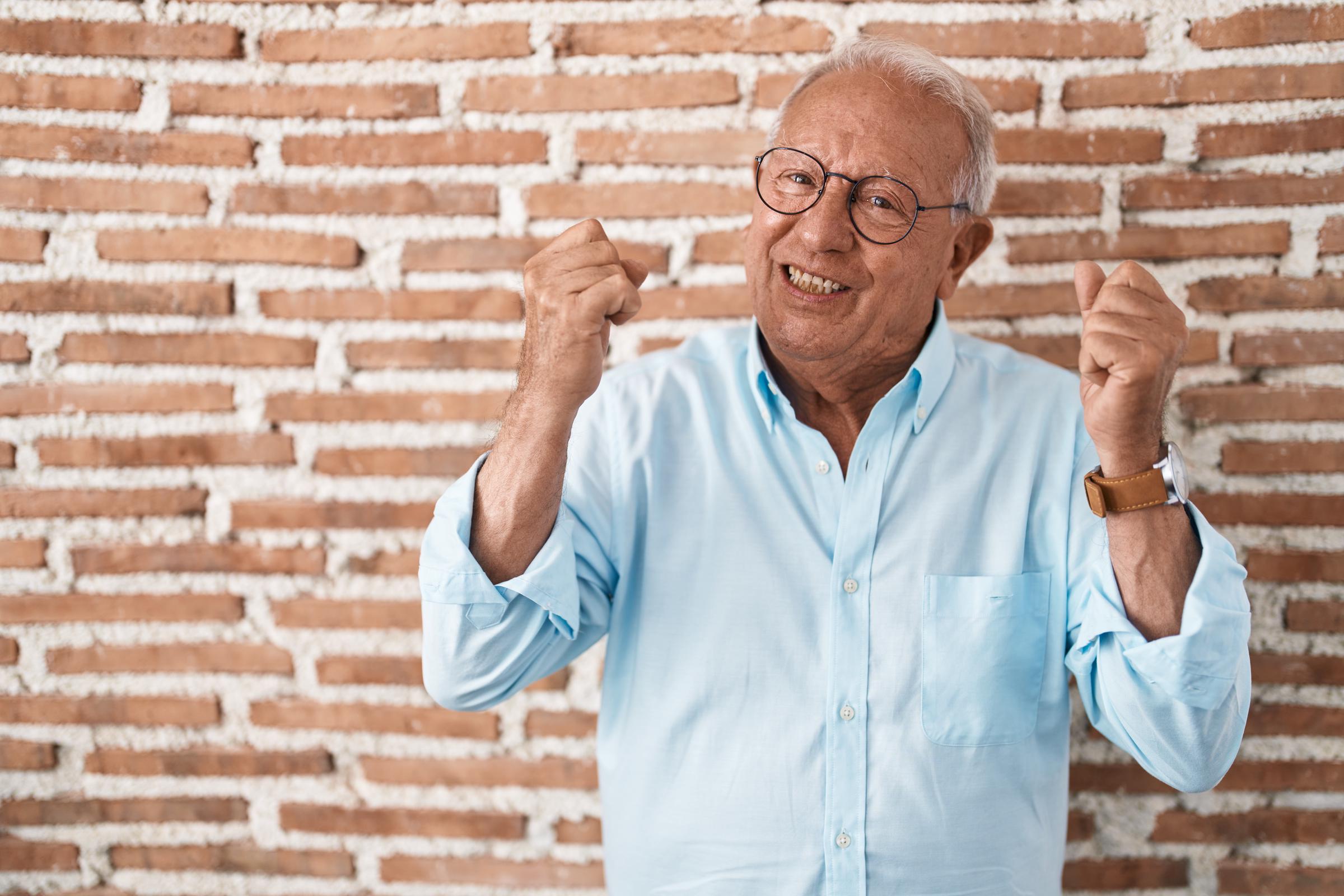 A happy man cheering someone on | Source: Freepik