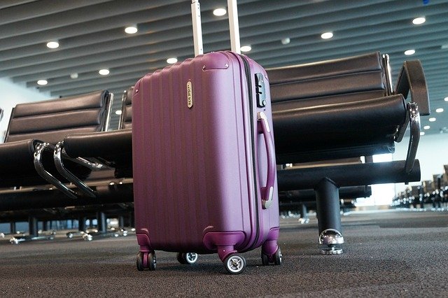 A pink suitcase | Photo: Pixabay