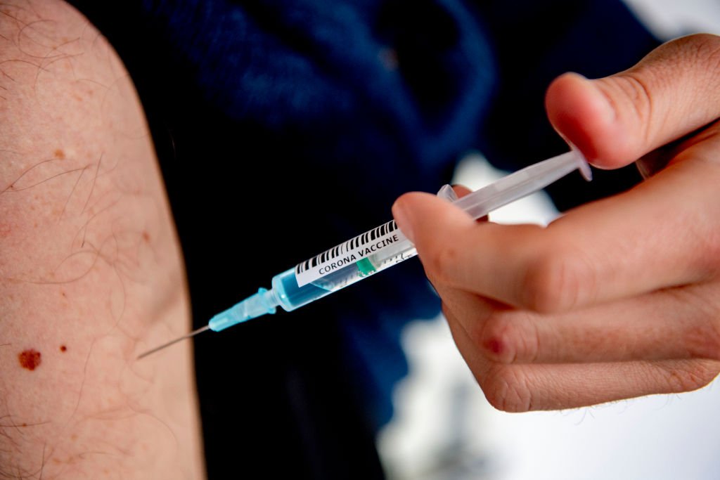 Une personne en train de se faire vacciner. ǀ Source : Getty Images