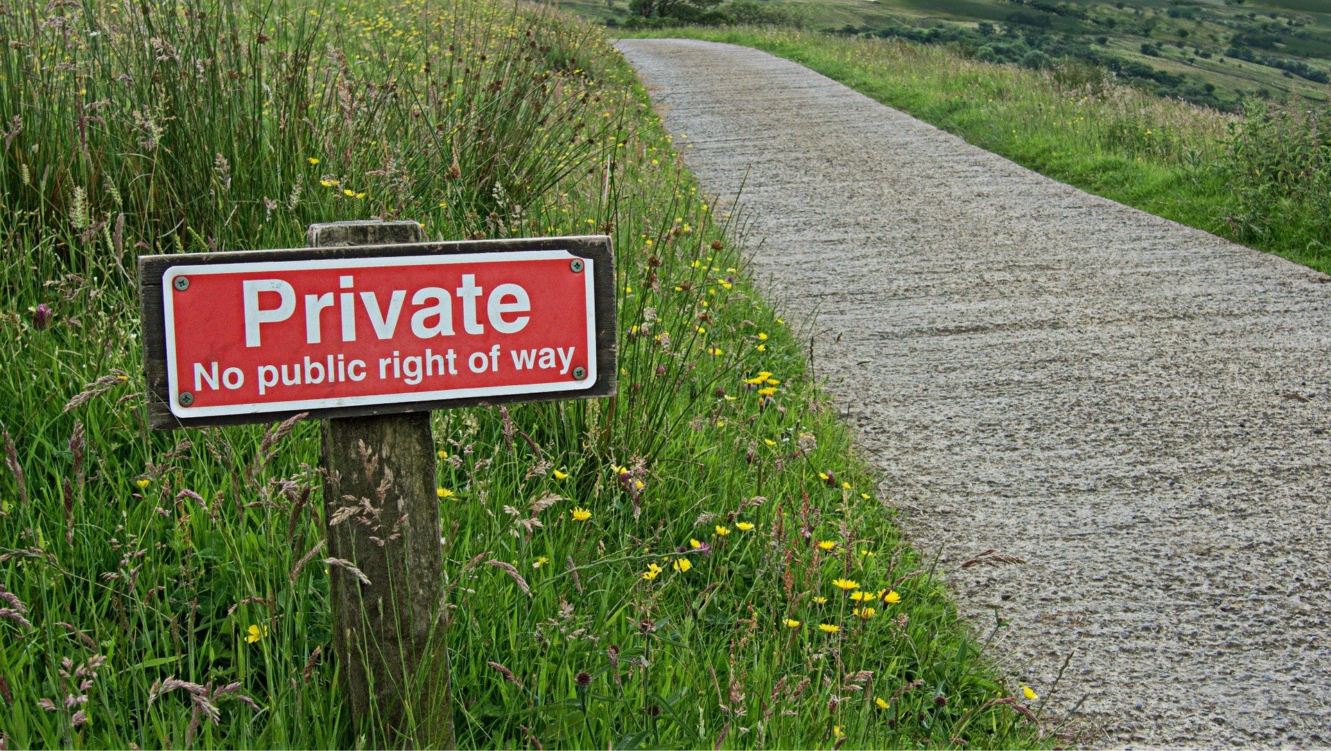 A privacy warning sign. | Source: Pixabay.