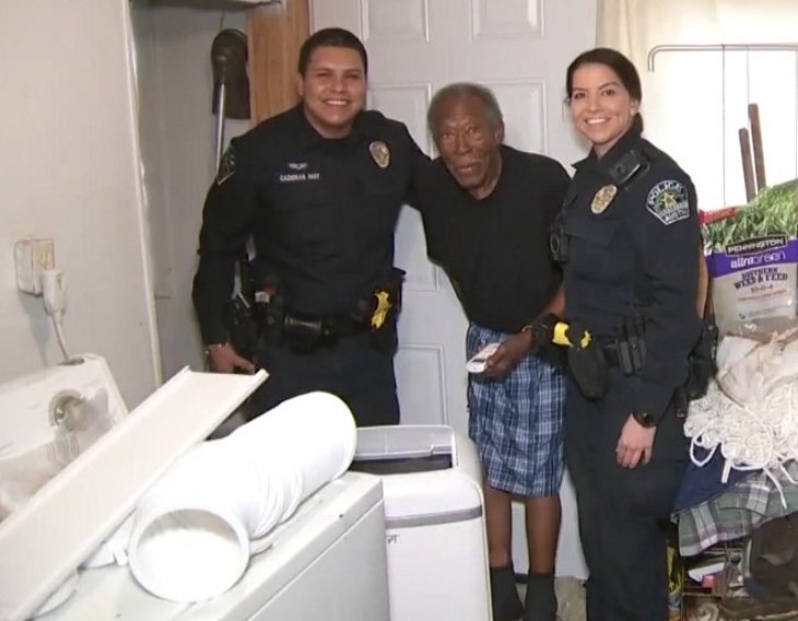 Officer Salazar helped the veteran by delivering a brand new electric heater. |  Source: YouTube/KUVE