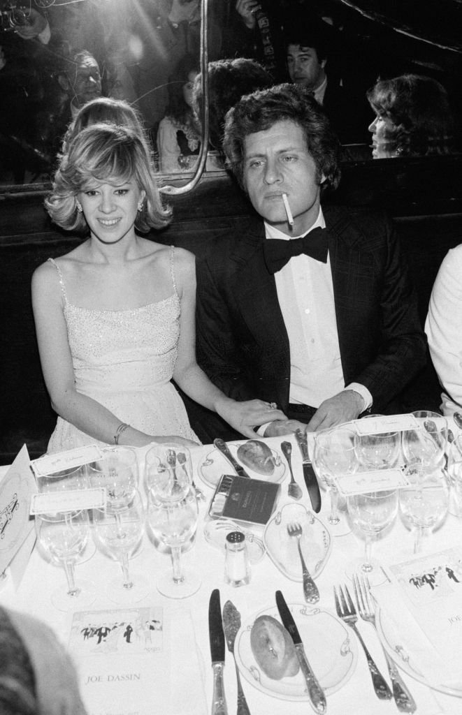 Joe Dassin et sa fiancée Christine Delvaux chez Maxim's le 3 février 1977 à Paris, France. | Photo : Getty Images