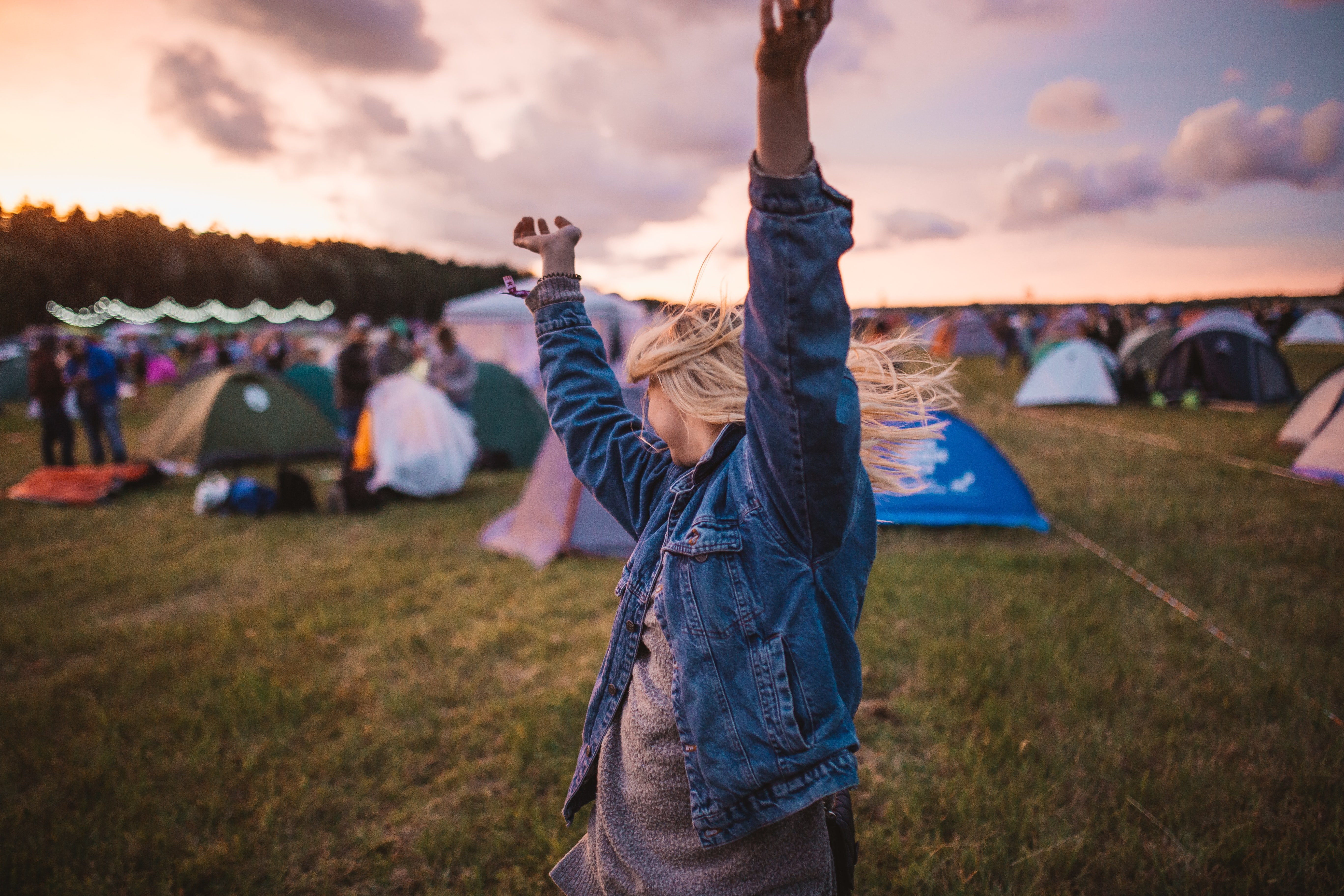 Una mujer baila sola en un campamento. | Foto: Unsplash