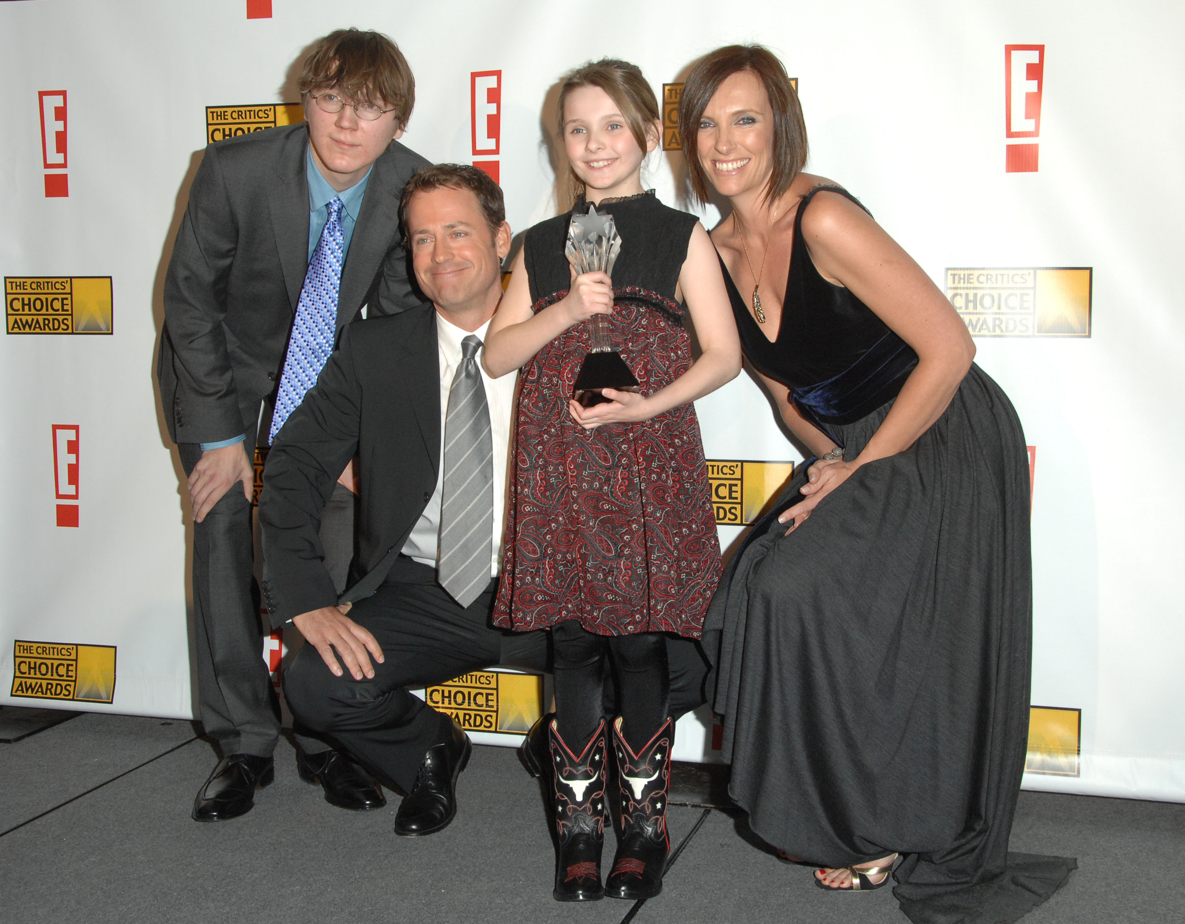 Paul Dano, Greg Kinnear, Abigail Breslin (center), winner of Best Young Actress for "Little Miss Sunshine," and Toni Collette at the 12th Annual Critics' Choice Awards on January 12, 2007. | Source: Getty Images