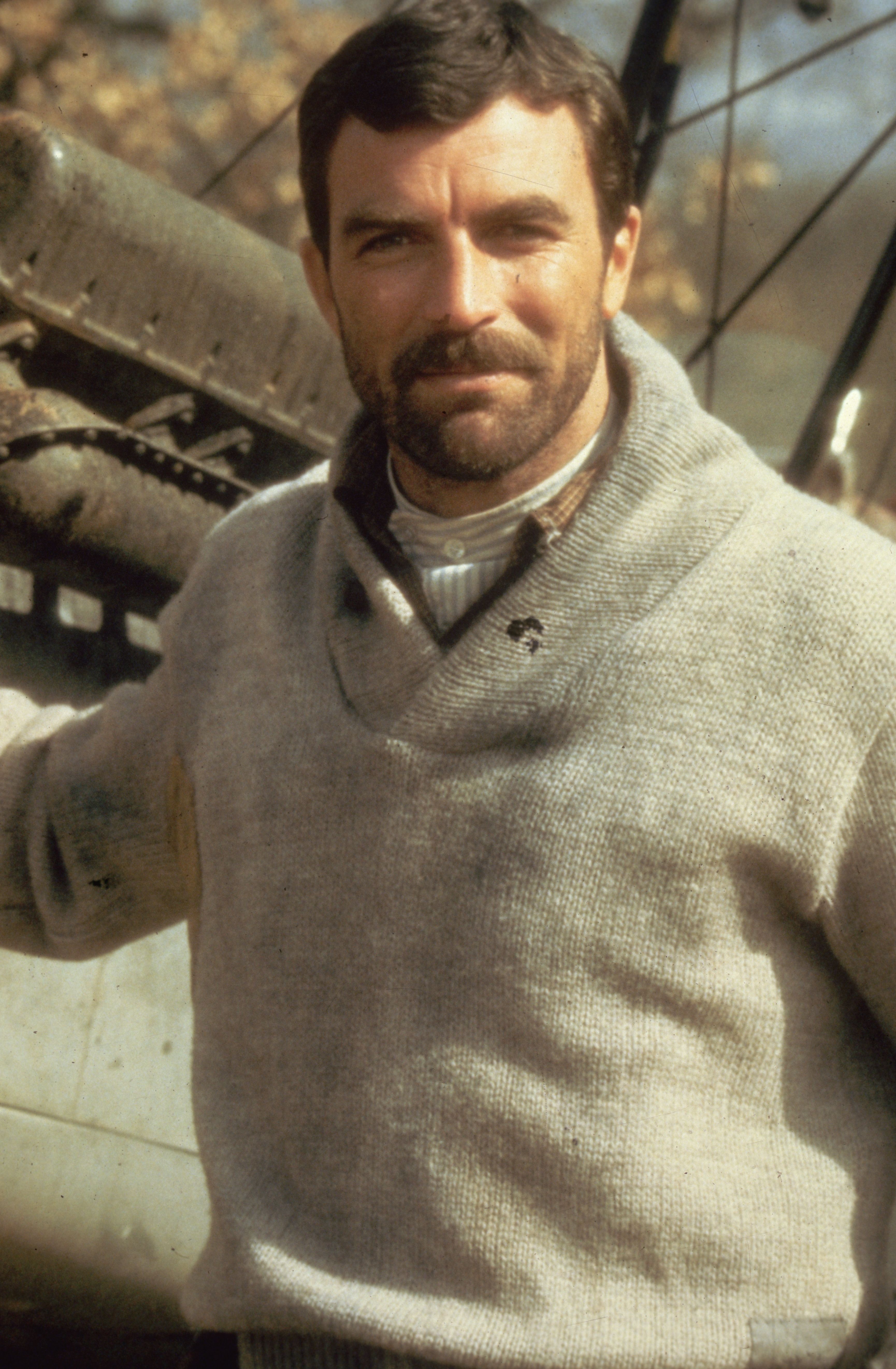l'acteur Moustachioed Tom Selleck joue le rôle héroïque dans le film de Brian G Hutton «High Road to China». | Photo : Getty Images l'acteur Moustachioed Tom Selleck joue le rôle héroïque dans le film de Brian G Hutton «High Road to China». | Photo : Getty Images