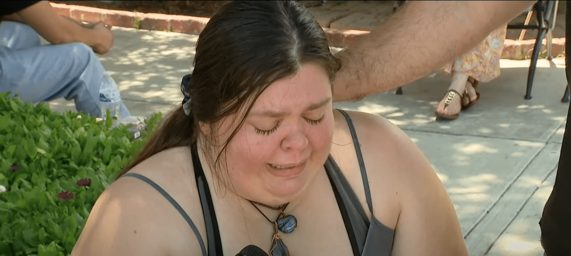 Dawn Garate, die Mutter des 7-jährigen Gabriel, weint | Quelle: Youtube/FOX 11 Los Angeles