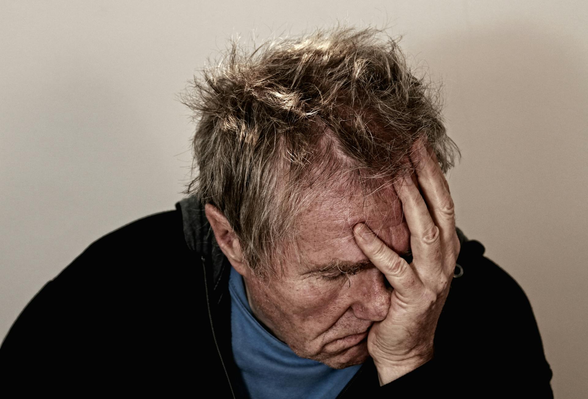 A depressed senior man | Source: Pexels