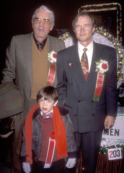 Gregory Peck, Stephen Peck and Ethan Peck on December 1, 1991 at KTLA Studios in Hollywood, California. | Photo: Getty Images