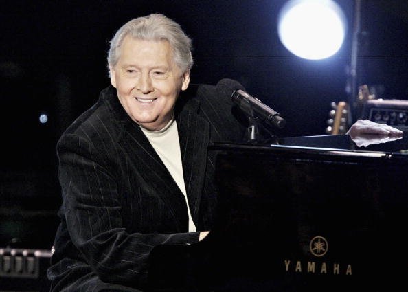 Jerry Lee Lewis performs on stage during the "I Walk The Line: A Night For Johnny Cash" musical tribute at the Pantages Theatre on October 25, 2005, in Los Angeles, California. | Source: Getty Images.