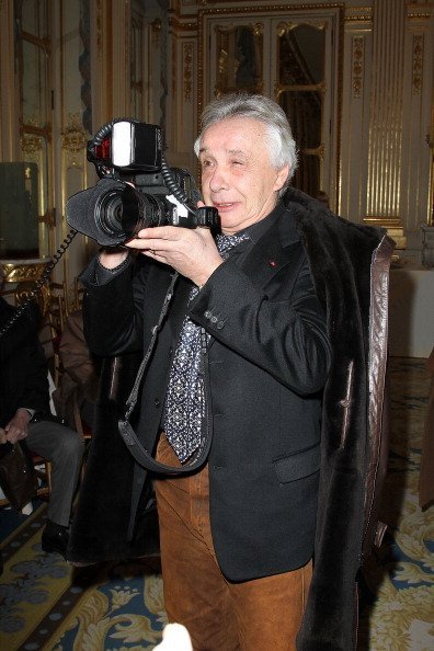 Michel Sardou assiste à la cérémonie "Personnalités du Design et de la Photographie à l'honneur" au Ministère de la Culture à Paris, France. | Photo : Getty Images