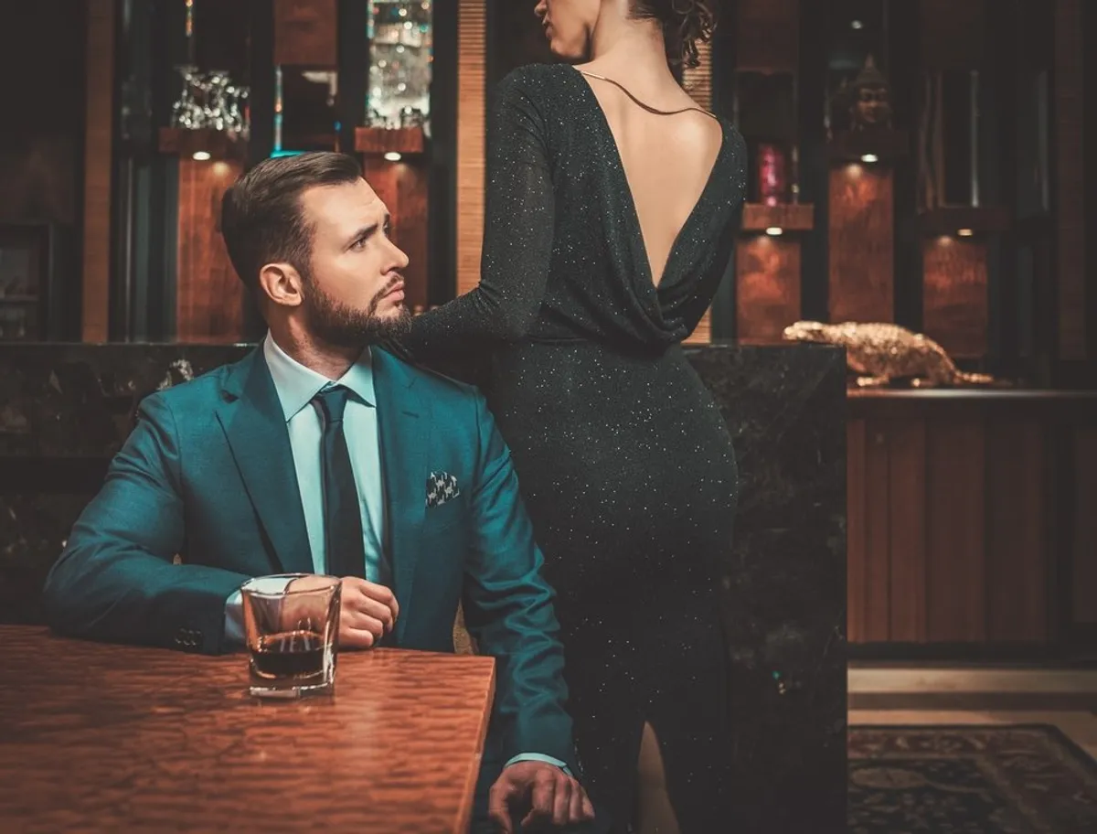 Un homme et une femme dans un bar | Photo : Shutterstock