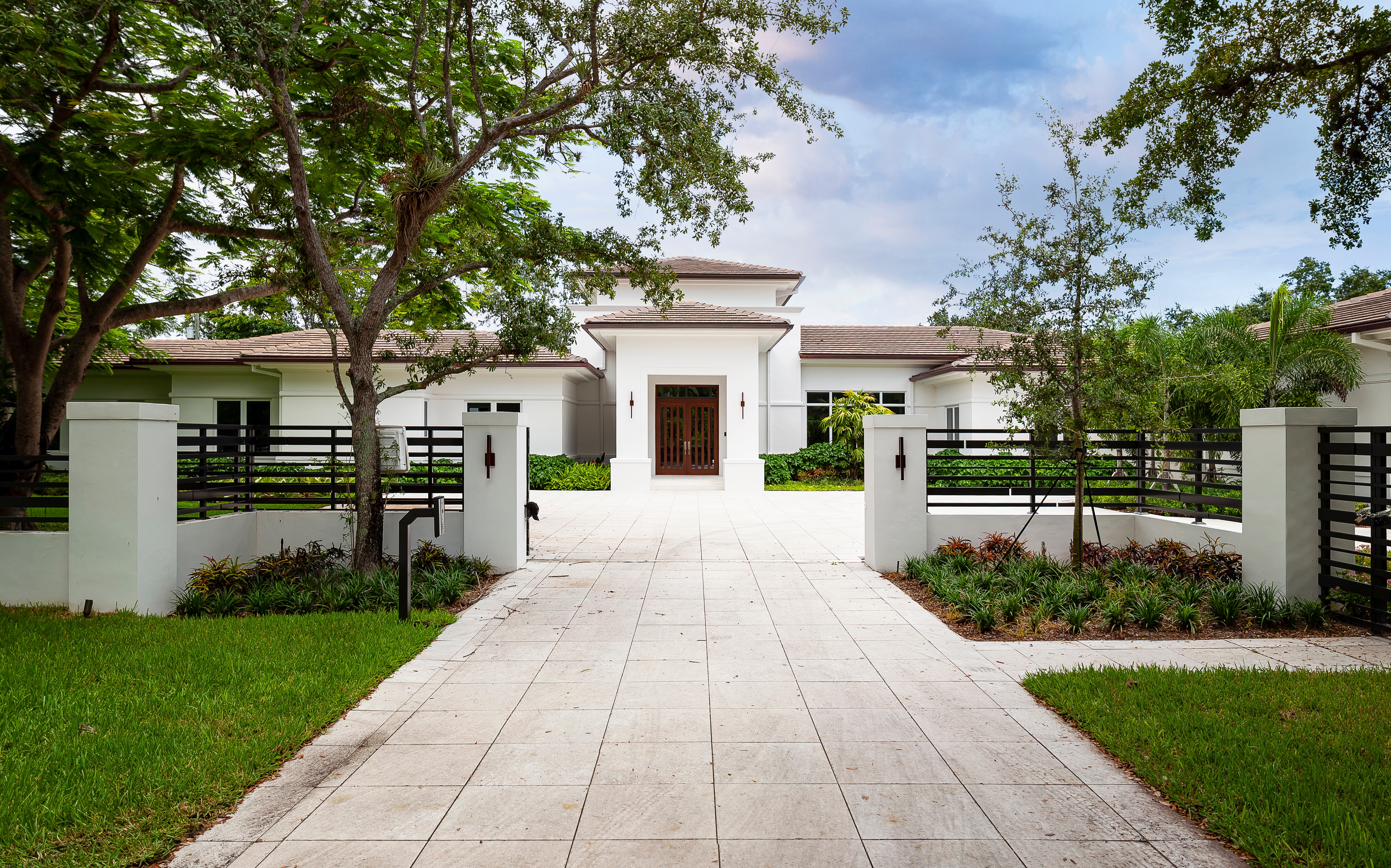 Elegant mansion entrance. | Source: Shutterstock
