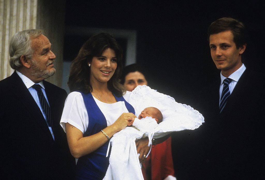 La princesa Caroline de Mónaco con su hijo Andrea en brazos, su esposo Stefano Casiraghi y el príncipe Rainier de Mónaco. 1982 en Mónaco. | Foto: Getty Images