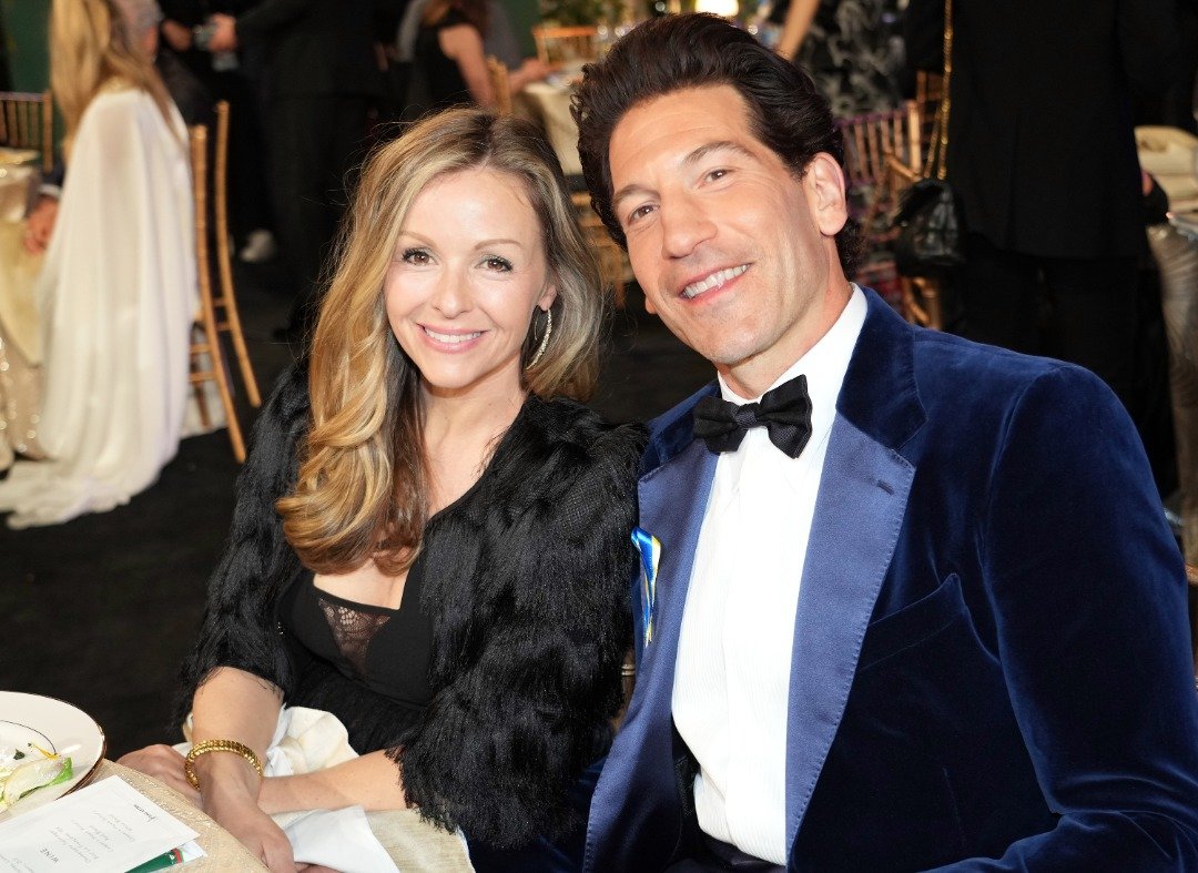 Erin Angle and Jon Bernthal at the 28th Screen Actors Guild Awards at Barker Hangar on February 27, 2022 in Santa Monica, California. | Source: Getty Images