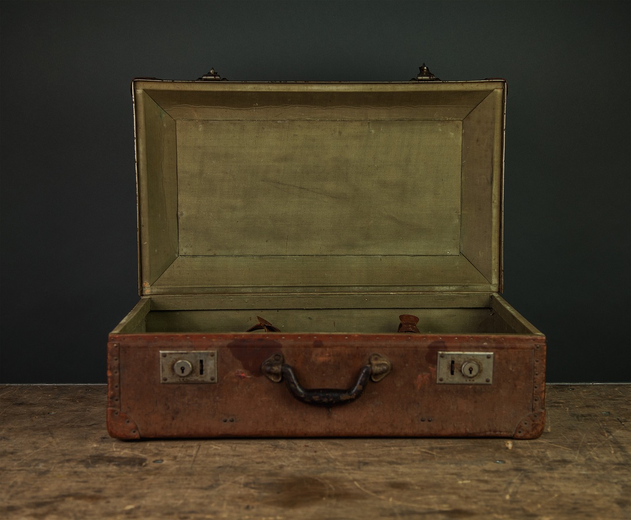 An open briefcase | Source: Pixabay