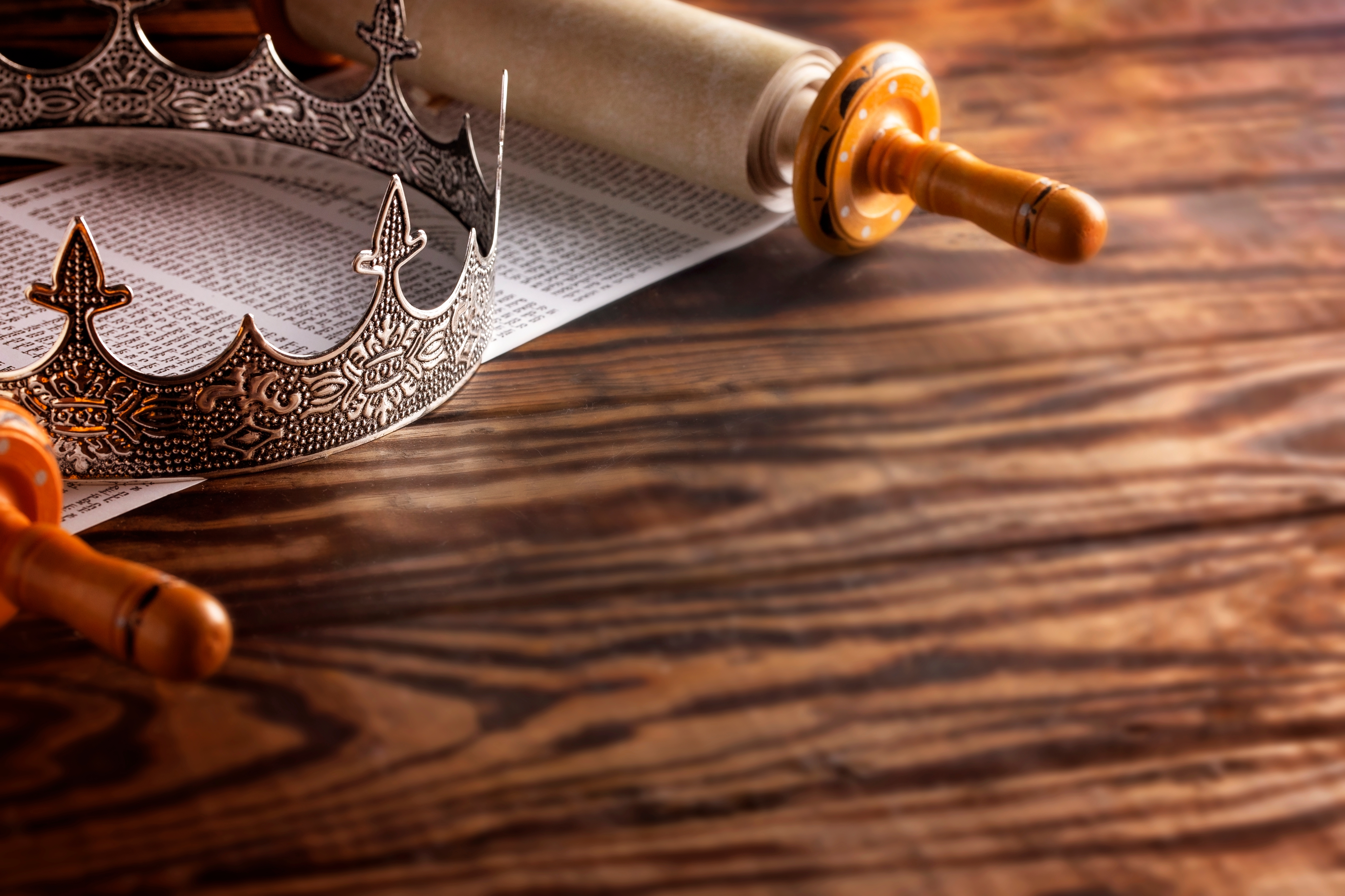 A King's crown and scroll lying on a table | Source: Shutterstock