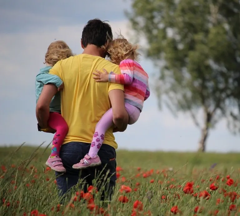 Peter musste die 2 Kinder allein großziehen. | Quelle: Unsplash