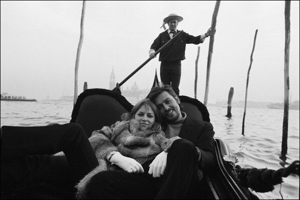 L'acteur français Alain Delon (R) et Nathalie à Venise, en Italie, en janvier 1968. | Photo : Getty Images