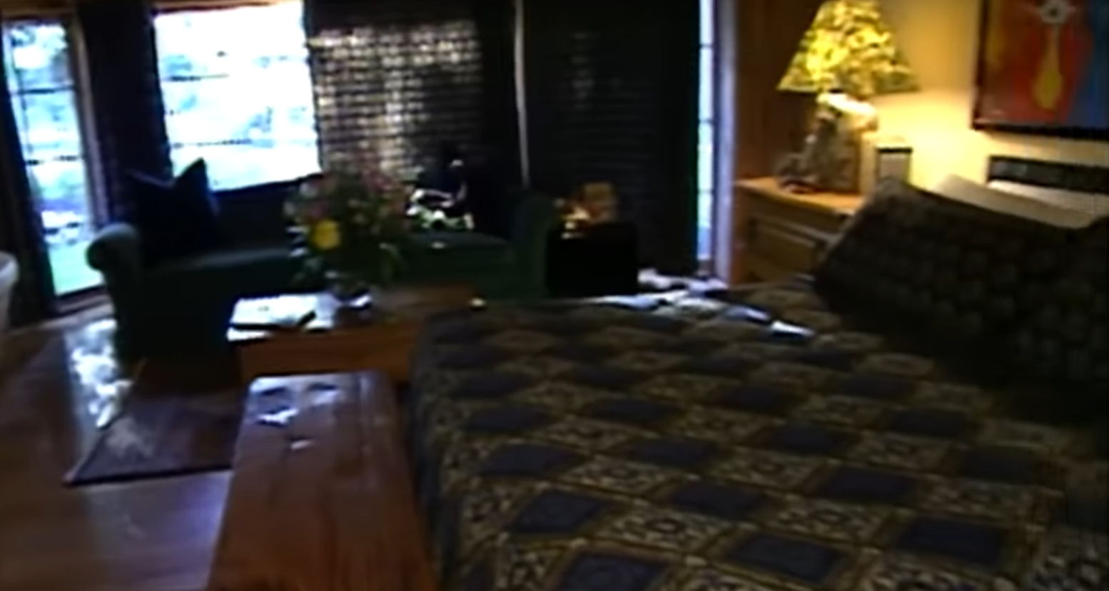 Tha Hartman's bedroom, Los Angeles, 1998 | Source: youtube.com/@InsideEdition