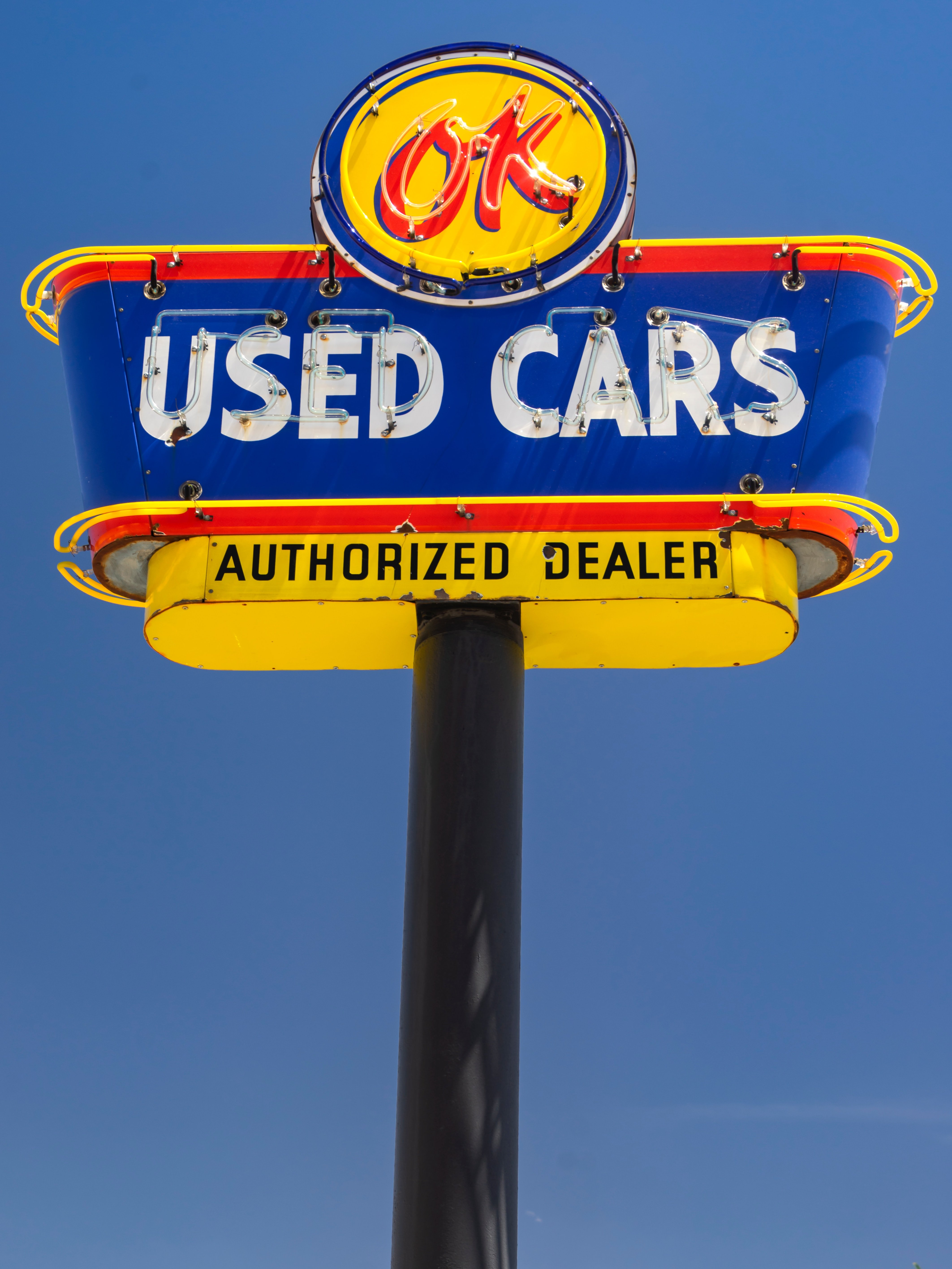 A used car dealership sign | source: Unsplash.com